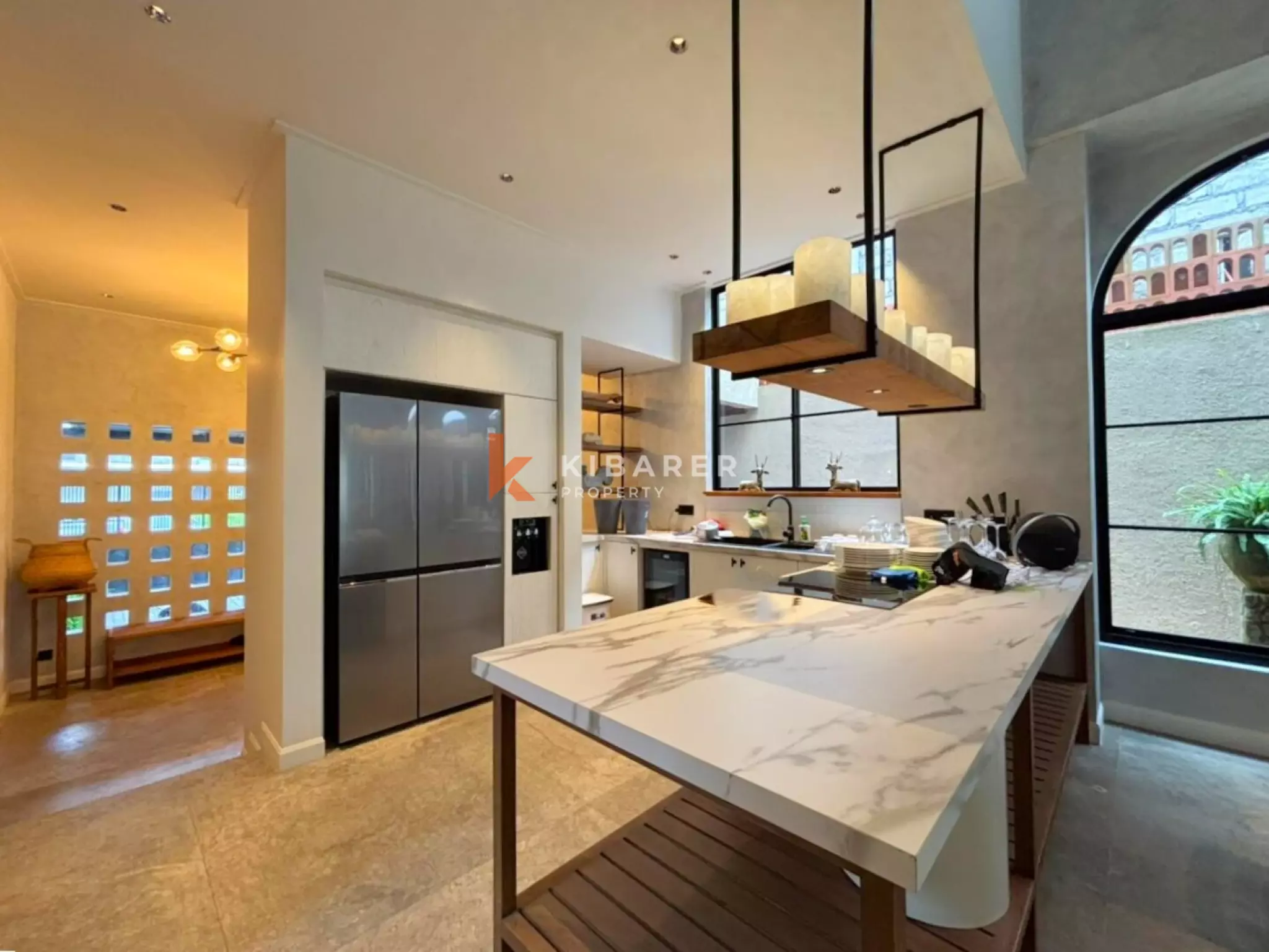 Vila Mewah Empat Kamar Tidur Tertutup dengan Pesona Modern di Seminyak