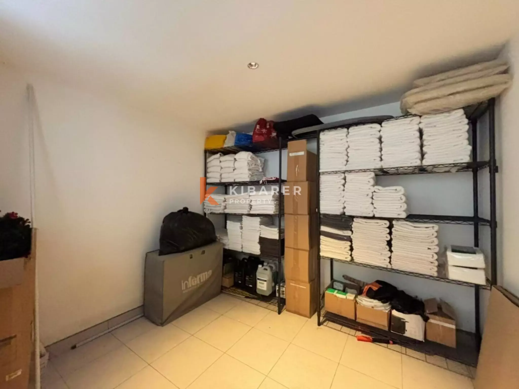 Vila Mewah Empat Kamar Tidur Tertutup dengan Pesona Modern di Seminyak