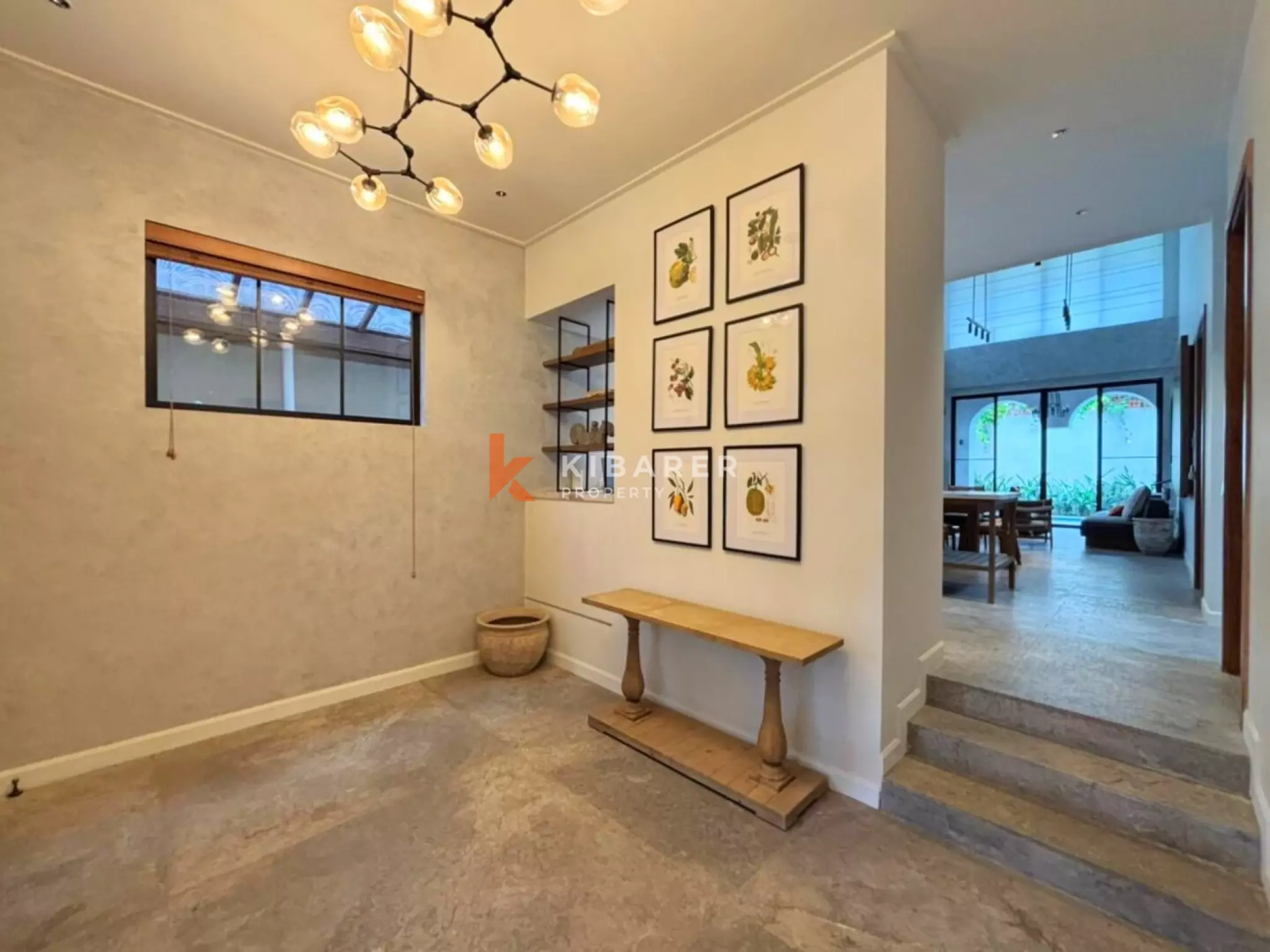 Vila Mewah Empat Kamar Tidur Tertutup dengan Pesona Modern di Seminyak