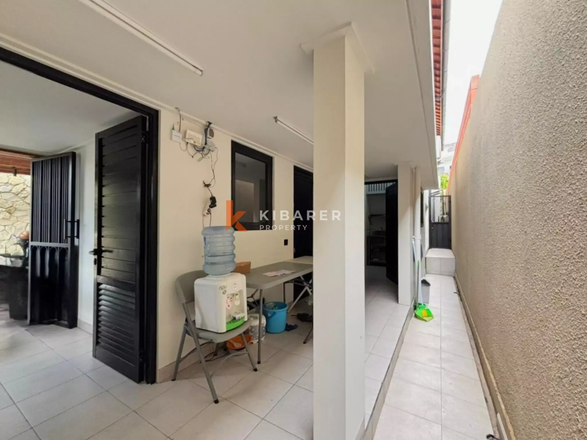 Vila Mewah Empat Kamar Tidur Tertutup dengan Pesona Modern di Seminyak