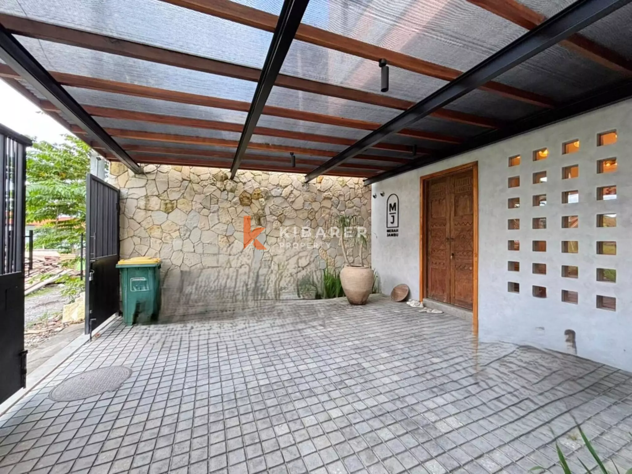 Vila Mewah Empat Kamar Tidur Tertutup dengan Pesona Modern di Seminyak