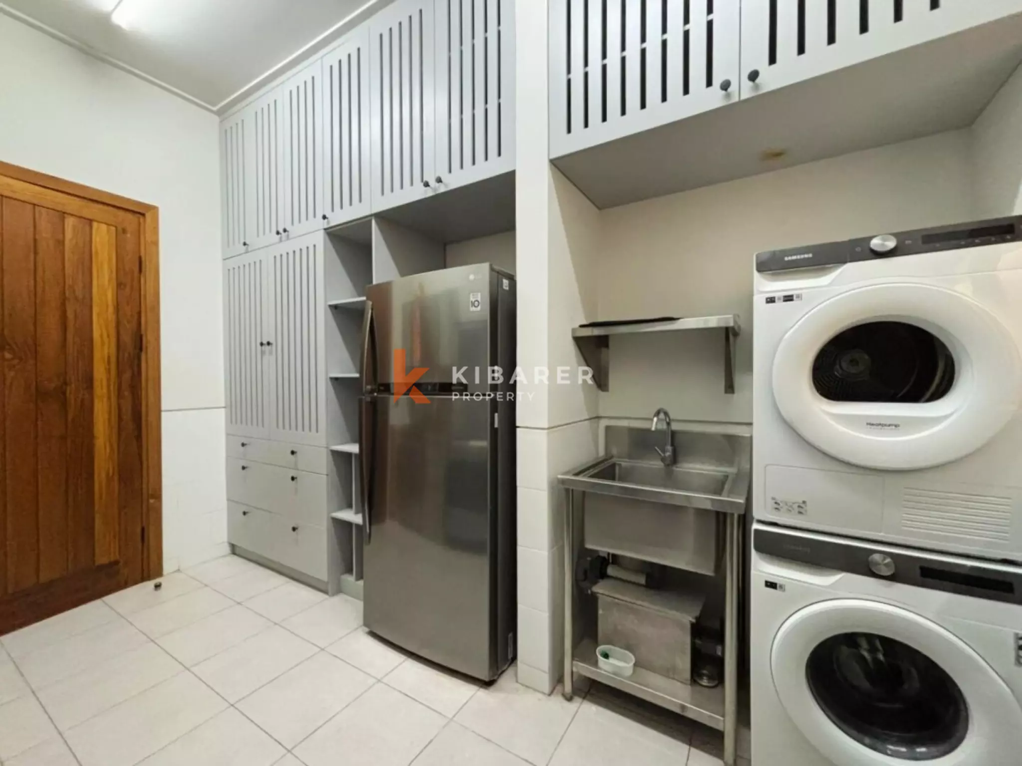 Vila Mewah Empat Kamar Tidur Tertutup dengan Pesona Modern di Seminyak