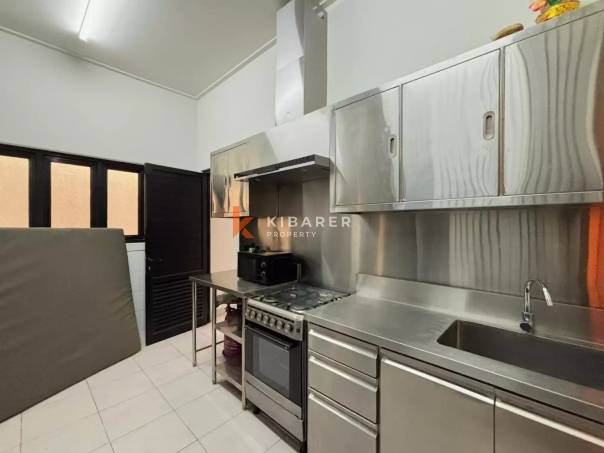 Vila Mewah Empat Kamar Tidur Tertutup dengan Pesona Modern di Seminyak