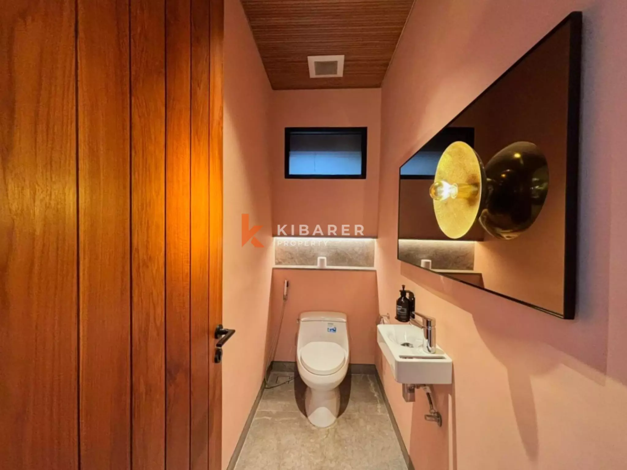 Vila Mewah Empat Kamar Tidur Tertutup dengan Pesona Modern di Seminyak