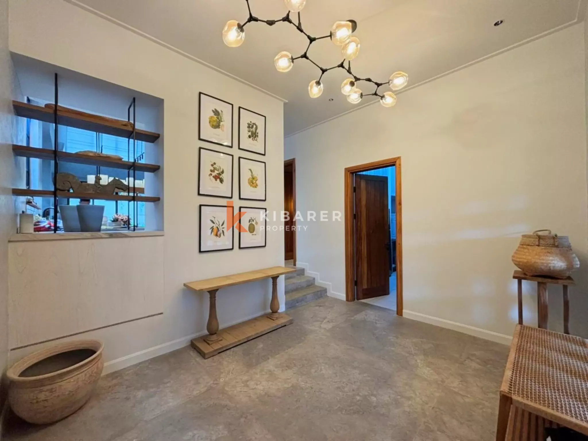 Vila Mewah Empat Kamar Tidur Tertutup dengan Pesona Modern di Seminyak