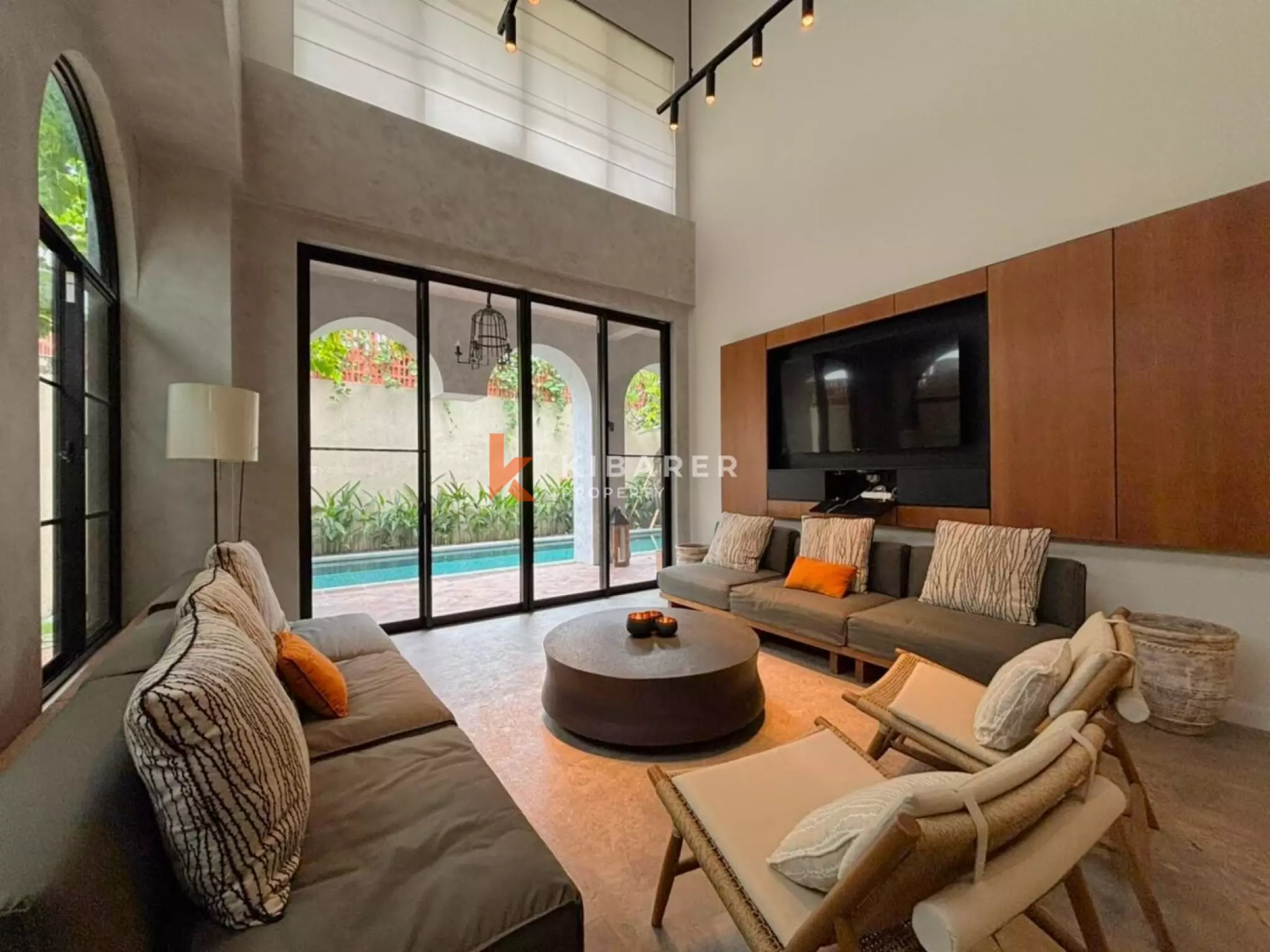 Vila Mewah Empat Kamar Tidur Tertutup dengan Pesona Modern di Seminyak