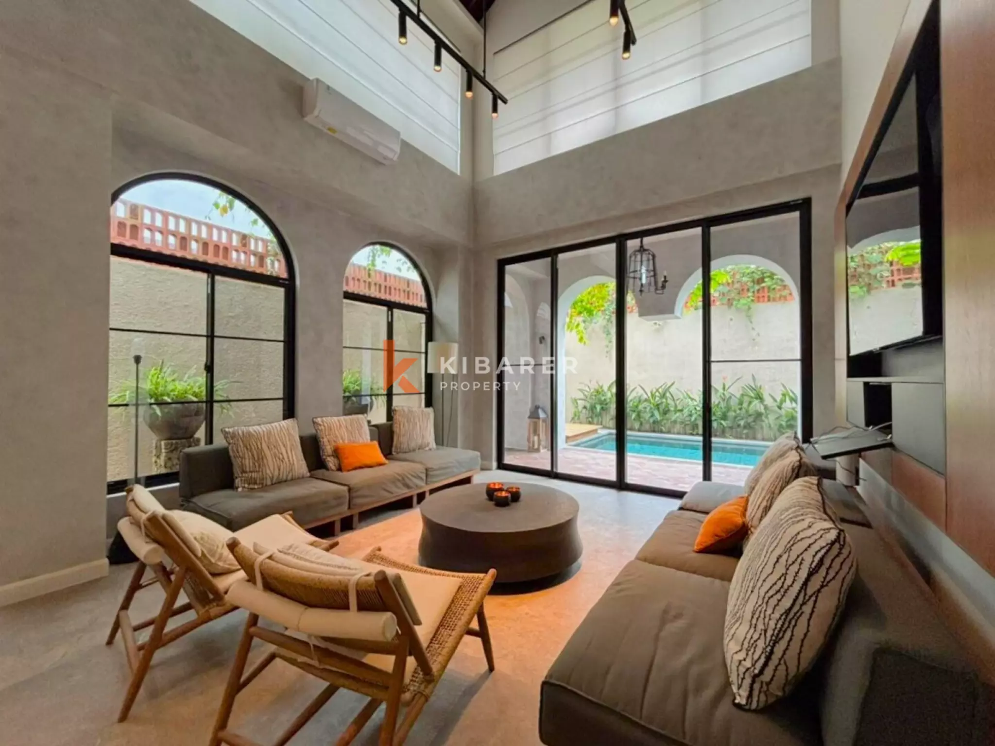 Vila Mewah Empat Kamar Tidur Tertutup dengan Pesona Modern di Seminyak