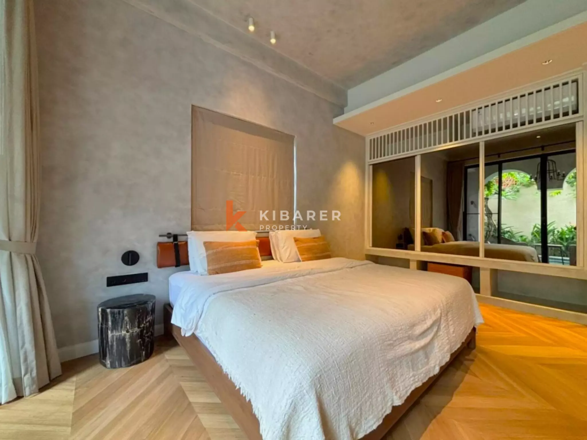 Vila Mewah Empat Kamar Tidur Tertutup dengan Pesona Modern di Seminyak