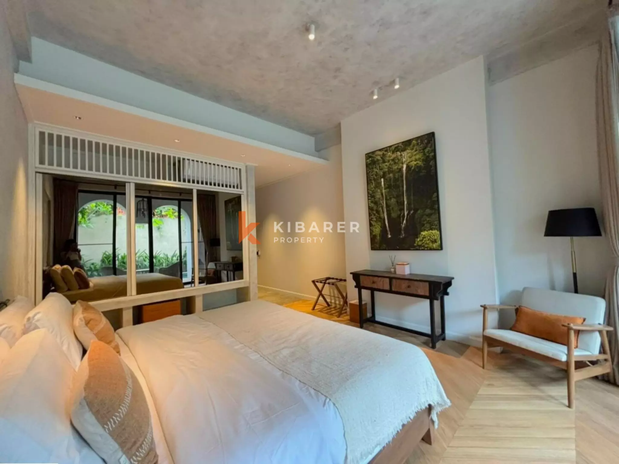 Vila Mewah Empat Kamar Tidur Tertutup dengan Pesona Modern di Seminyak