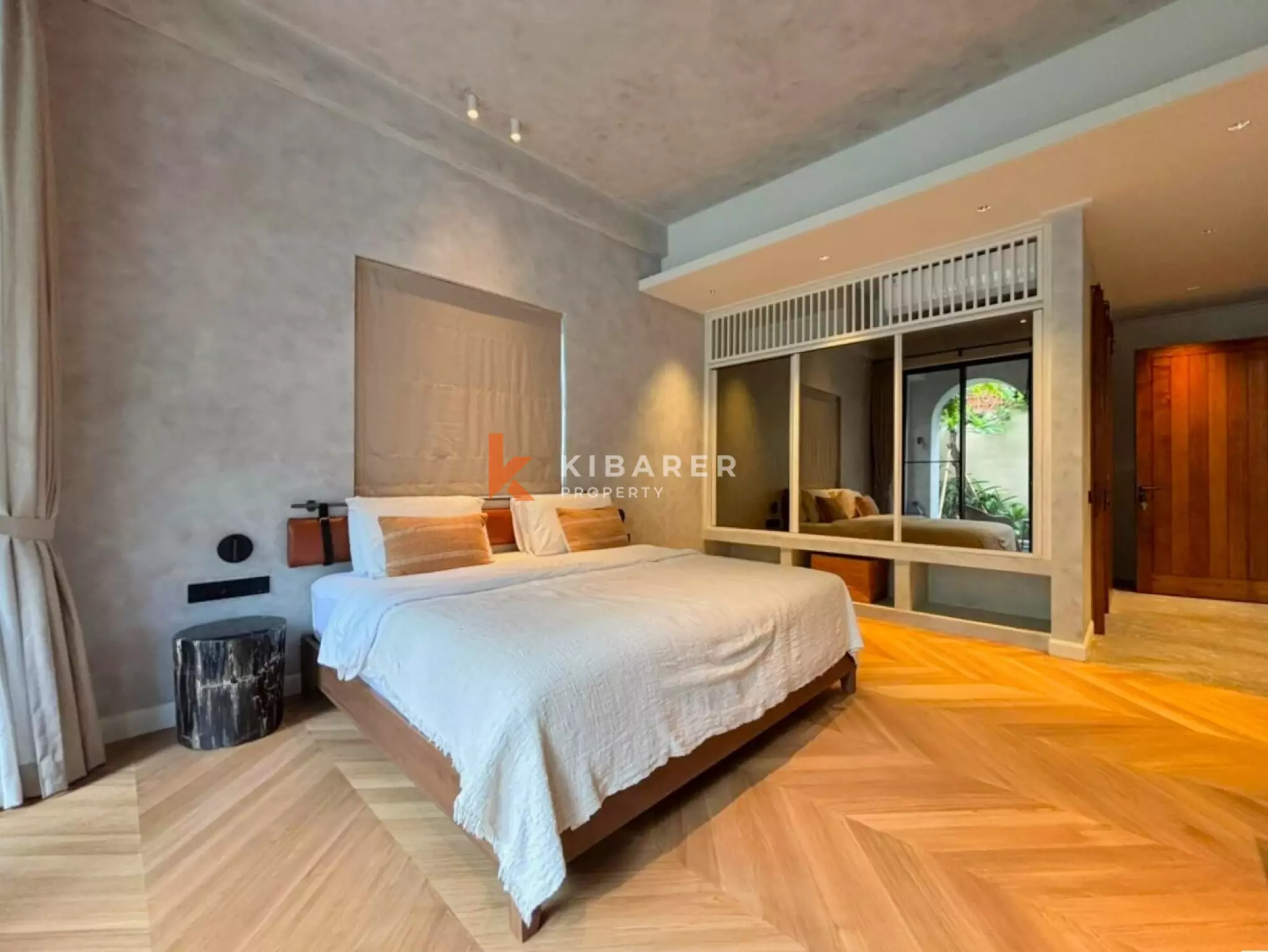 Vila Mewah Empat Kamar Tidur Tertutup dengan Pesona Modern di Seminyak