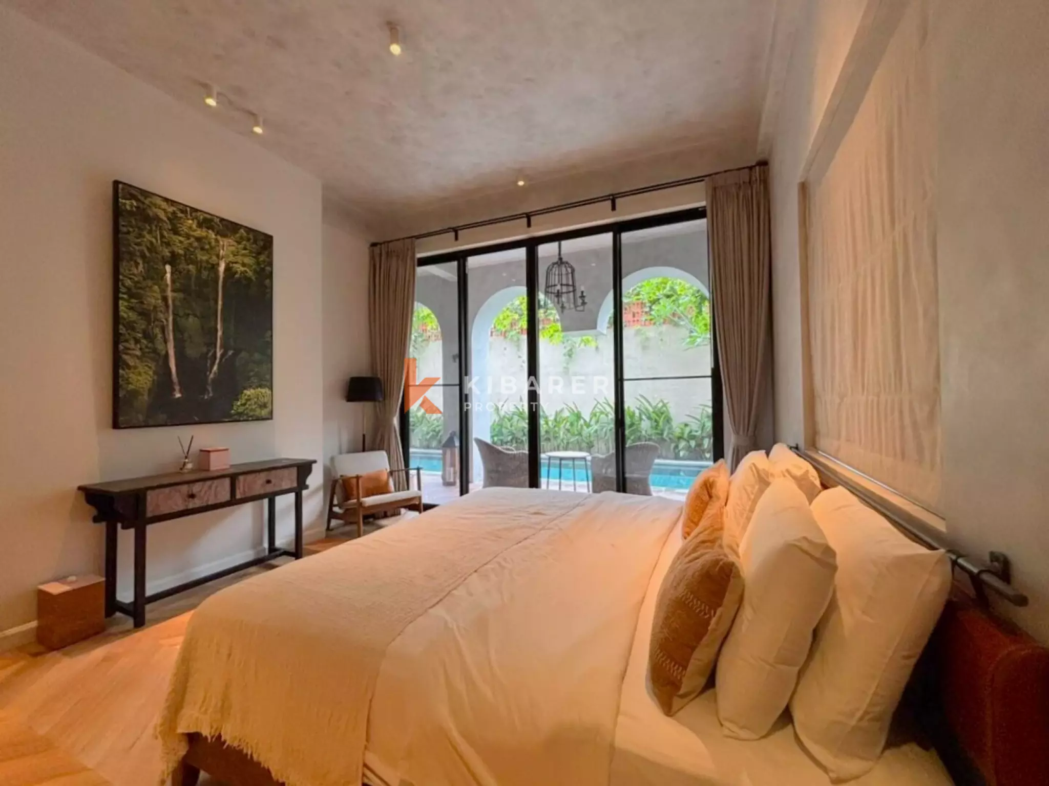 Vila Mewah Empat Kamar Tidur Tertutup dengan Pesona Modern di Seminyak