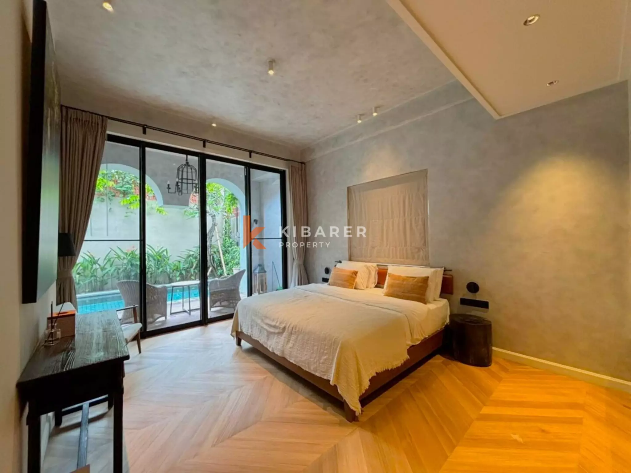 Vila Mewah Empat Kamar Tidur Tertutup dengan Pesona Modern di Seminyak