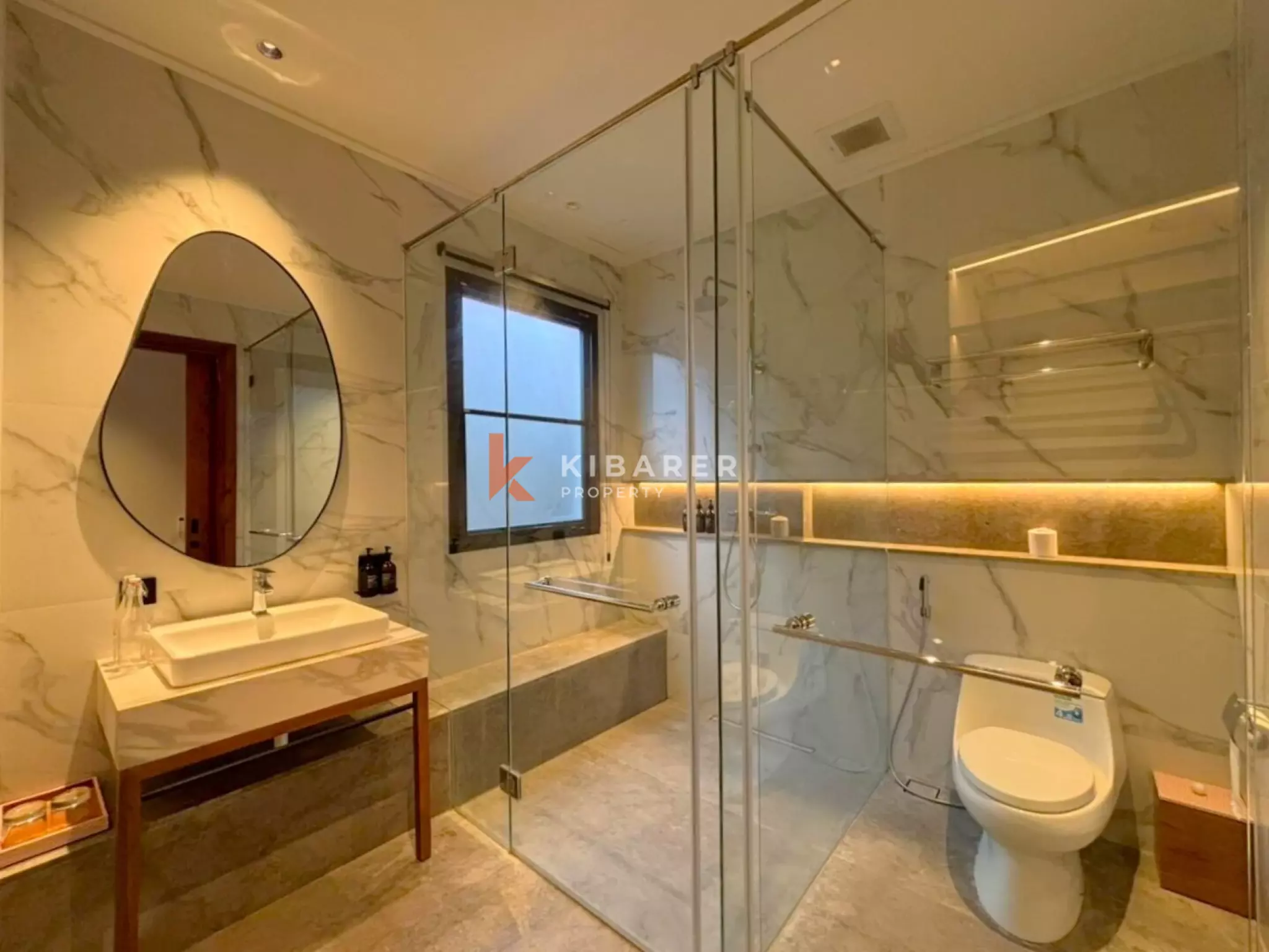 Vila Mewah Empat Kamar Tidur Tertutup dengan Pesona Modern di Seminyak