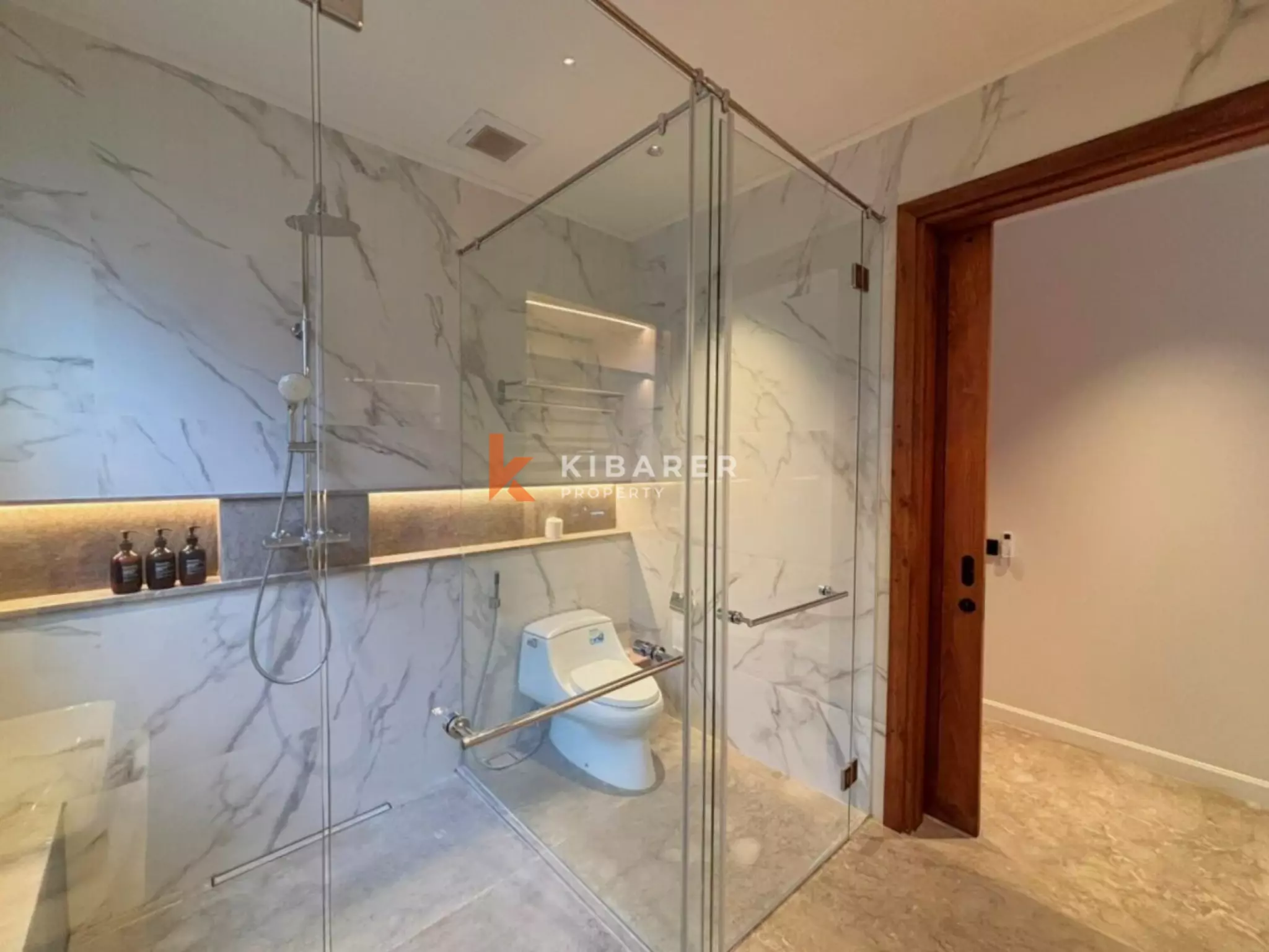 Vila Mewah Empat Kamar Tidur Tertutup dengan Pesona Modern di Seminyak