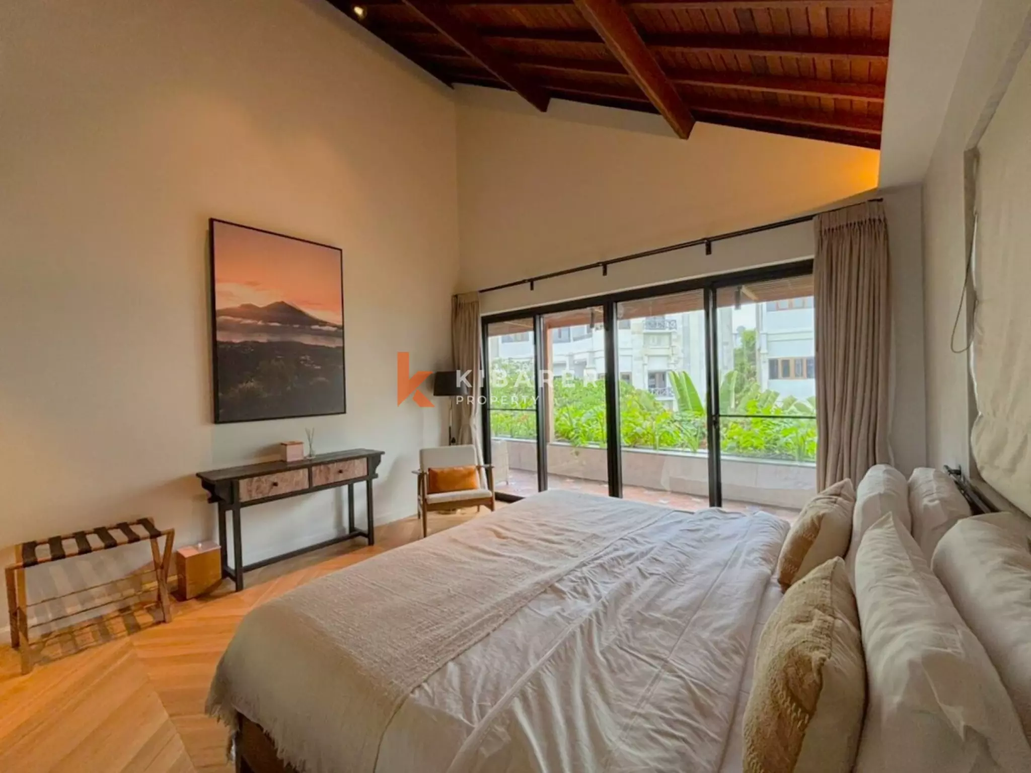 Vila Mewah Empat Kamar Tidur Tertutup dengan Pesona Modern di Seminyak