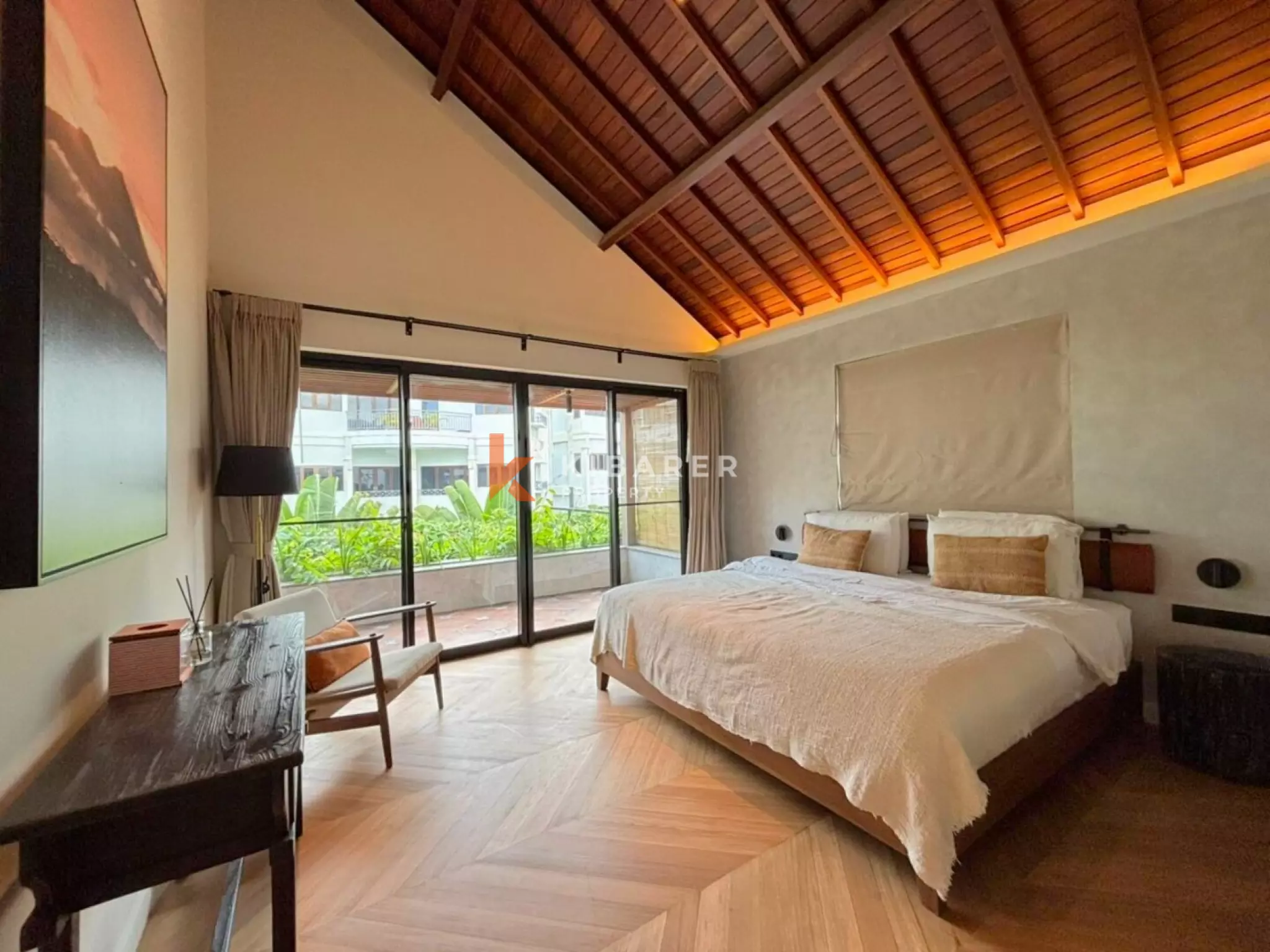 Vila Mewah Empat Kamar Tidur Tertutup dengan Pesona Modern di Seminyak