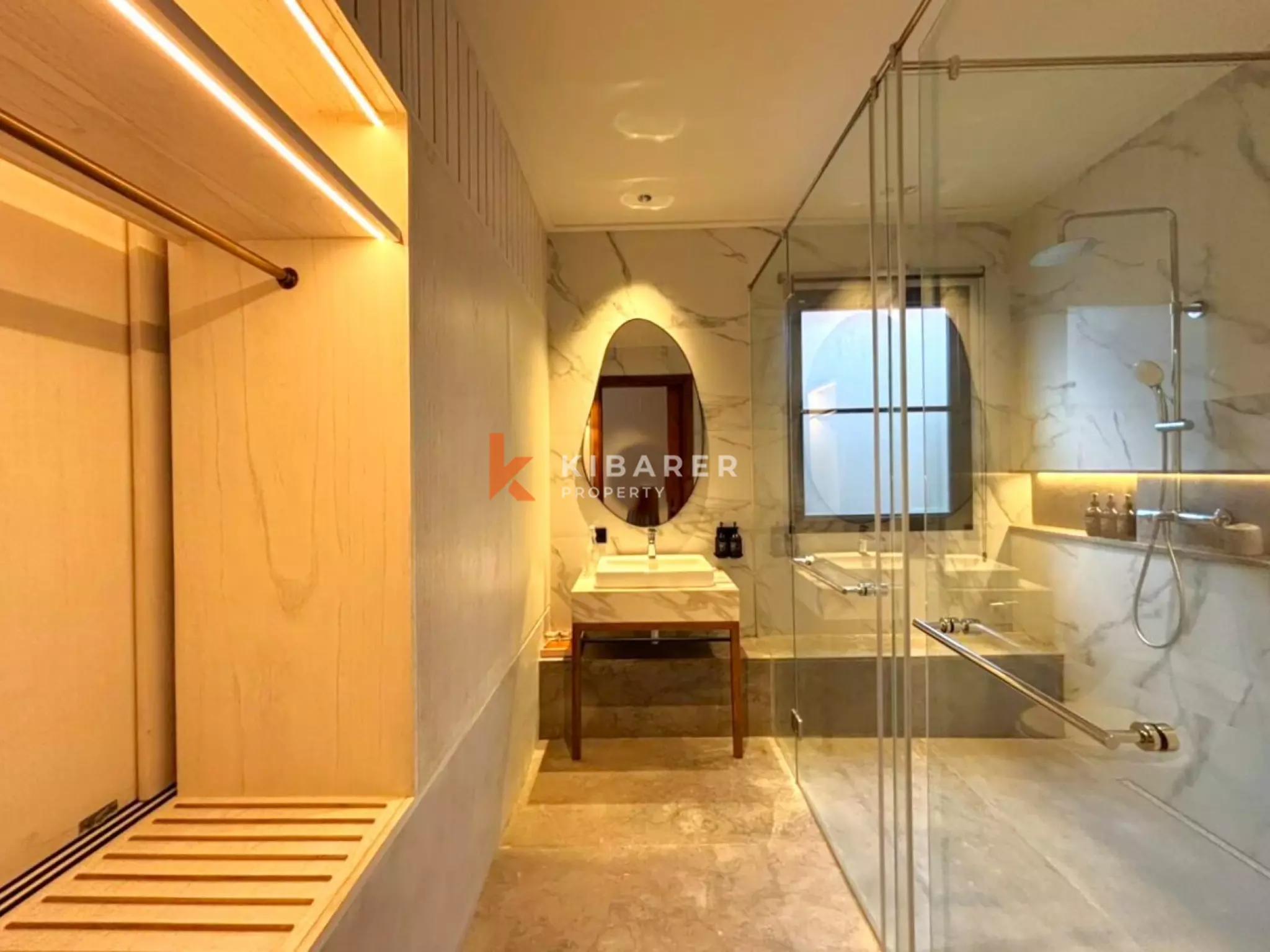 Vila Mewah Empat Kamar Tidur Tertutup dengan Pesona Modern di Seminyak