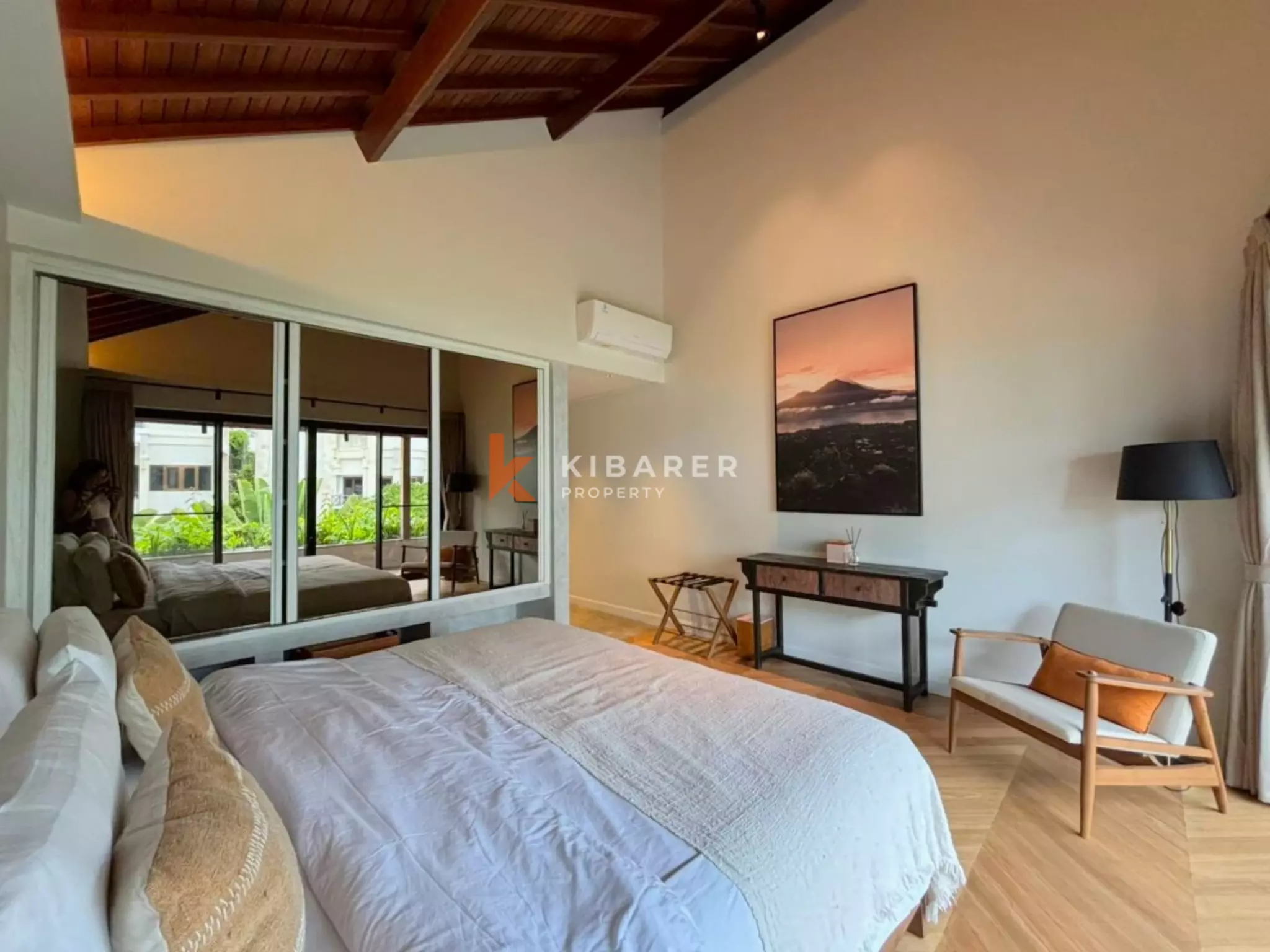 Vila Mewah Empat Kamar Tidur Tertutup dengan Pesona Modern di Seminyak