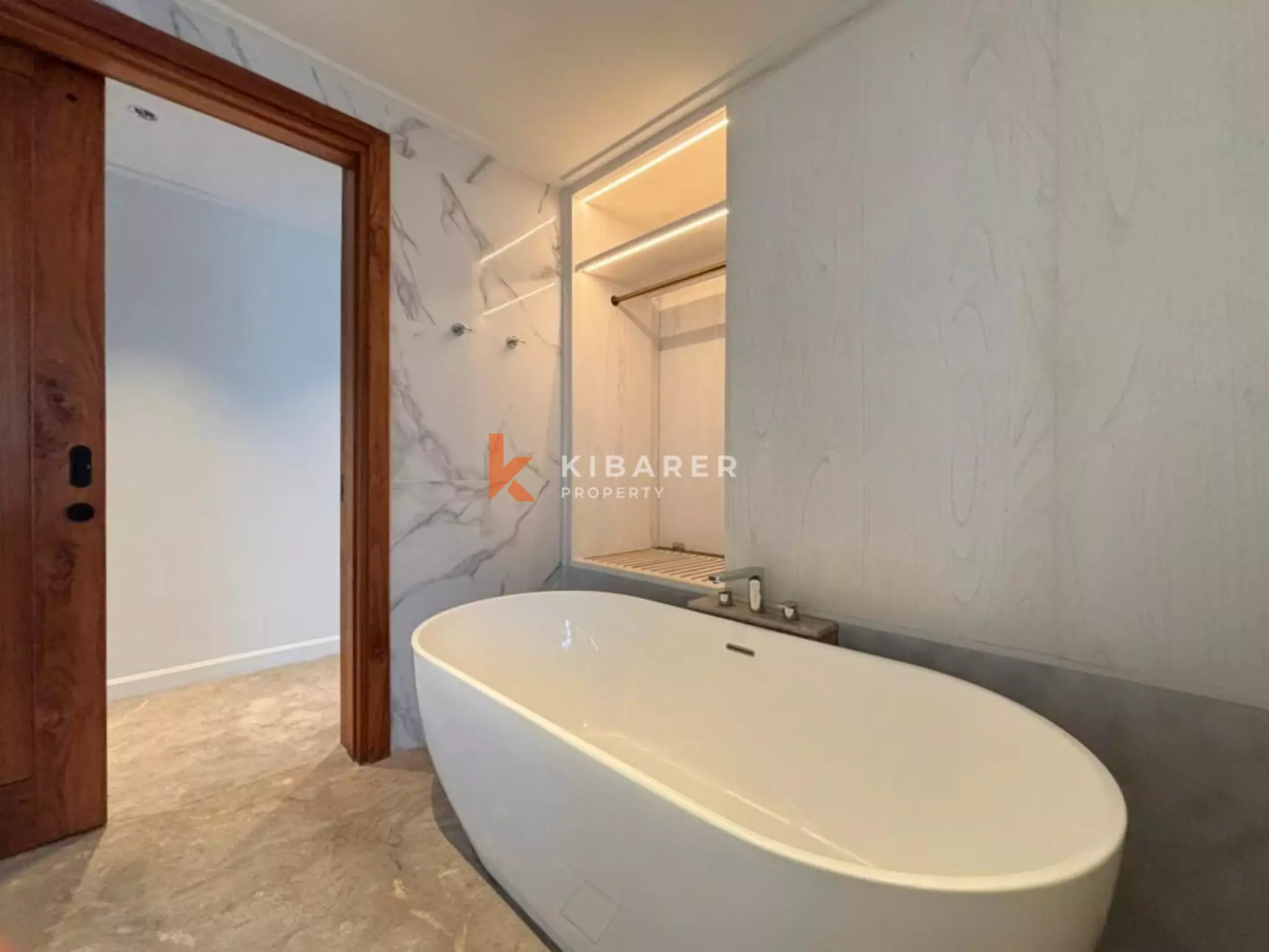 Vila Mewah Empat Kamar Tidur Tertutup dengan Pesona Modern di Seminyak