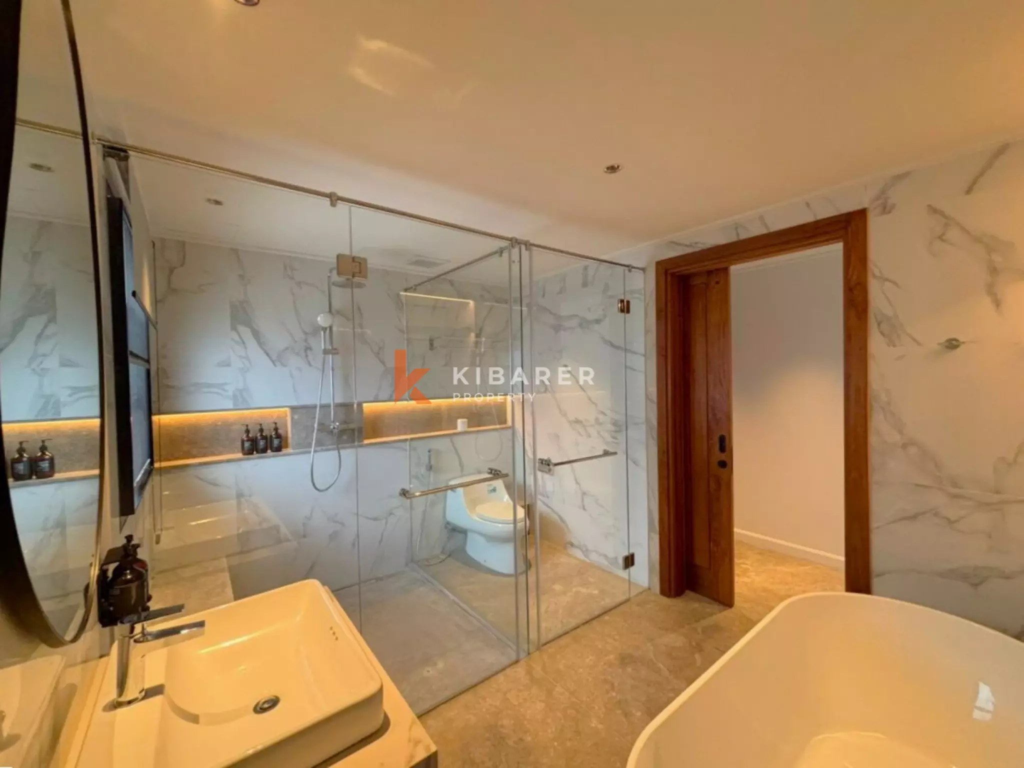 Vila Mewah Empat Kamar Tidur Tertutup dengan Pesona Modern di Seminyak