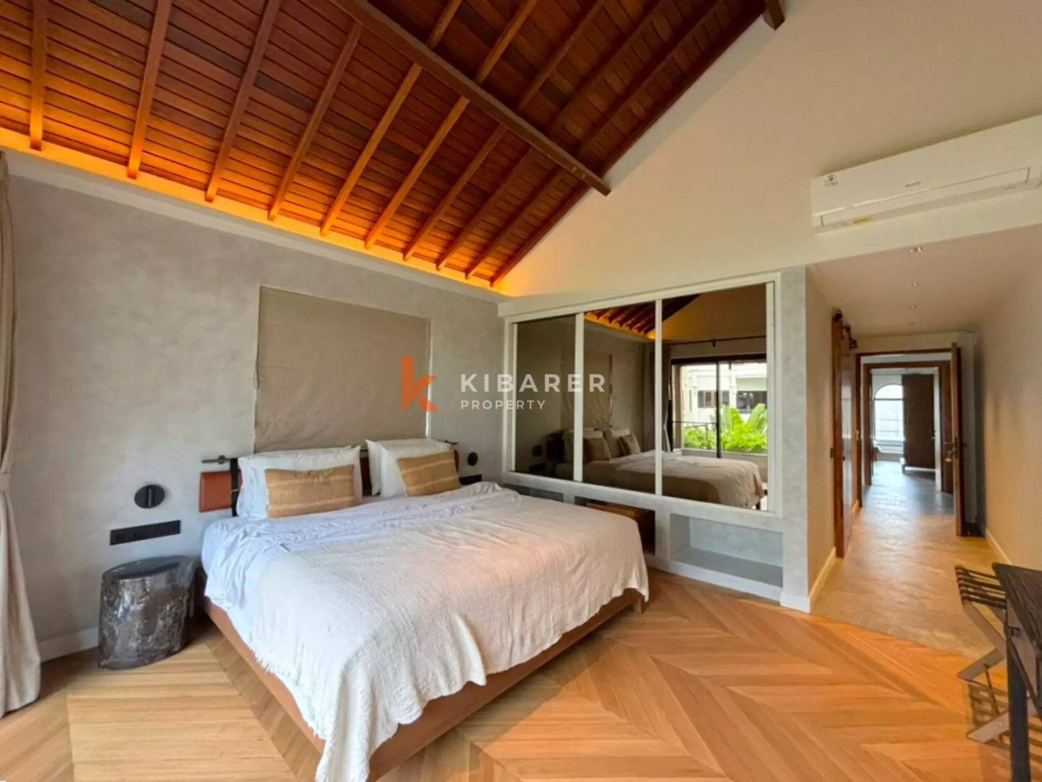 Vila Mewah Empat Kamar Tidur Tertutup dengan Pesona Modern di Seminyak