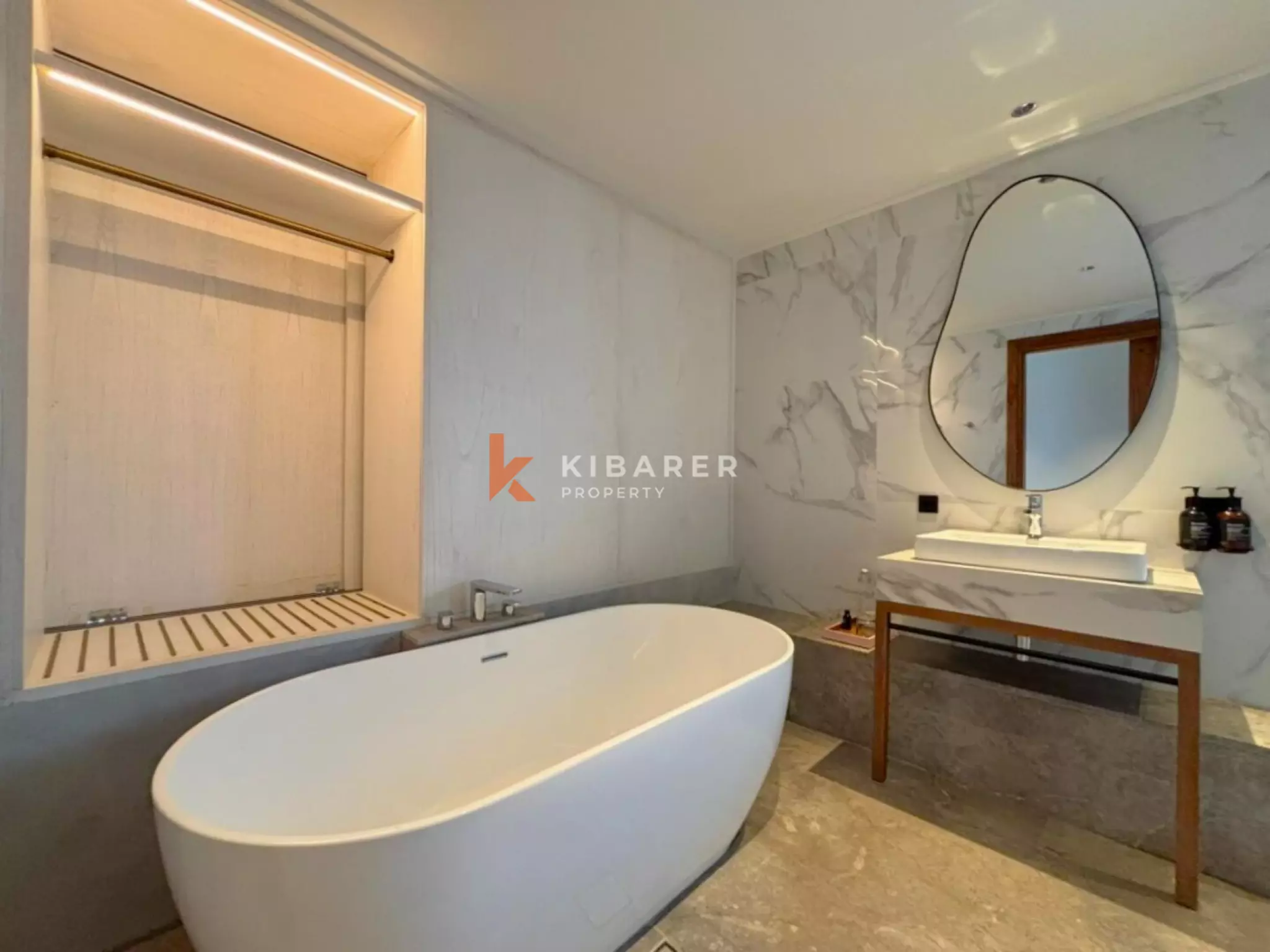 Vila Mewah Empat Kamar Tidur Tertutup dengan Pesona Modern di Seminyak