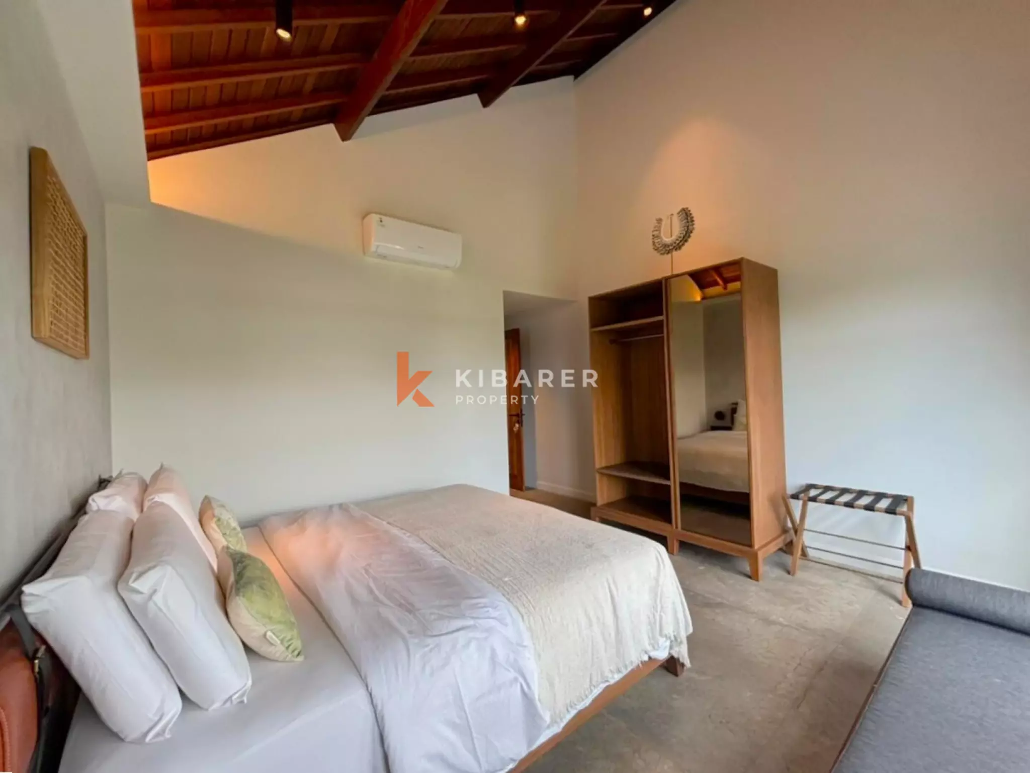 Vila Mewah Empat Kamar Tidur Tertutup dengan Pesona Modern di Seminyak