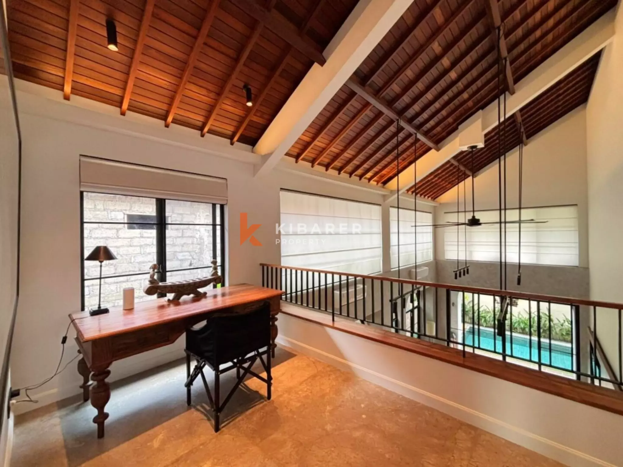 Vila Mewah Empat Kamar Tidur Tertutup dengan Pesona Modern di Seminyak