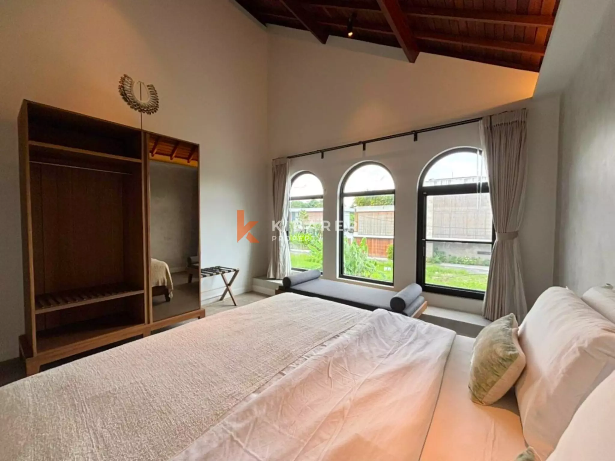 Vila Mewah Empat Kamar Tidur Tertutup dengan Pesona Modern di Seminyak