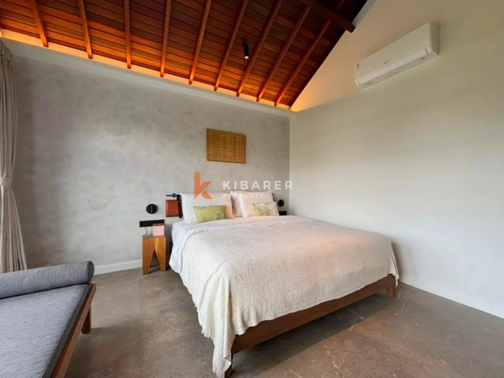 Vila Mewah Empat Kamar Tidur Tertutup dengan Pesona Modern di Seminyak