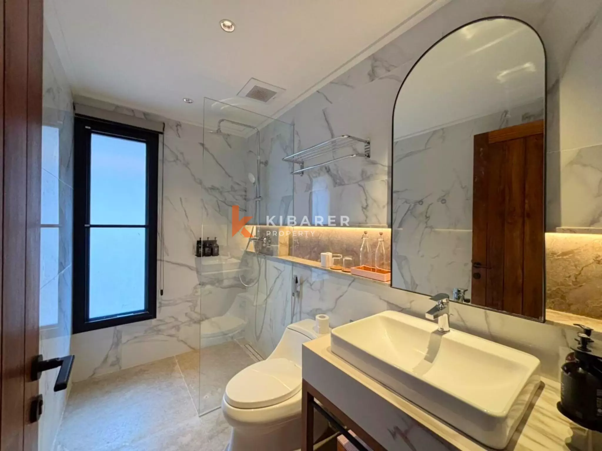 Vila Mewah Empat Kamar Tidur Tertutup dengan Pesona Modern di Seminyak