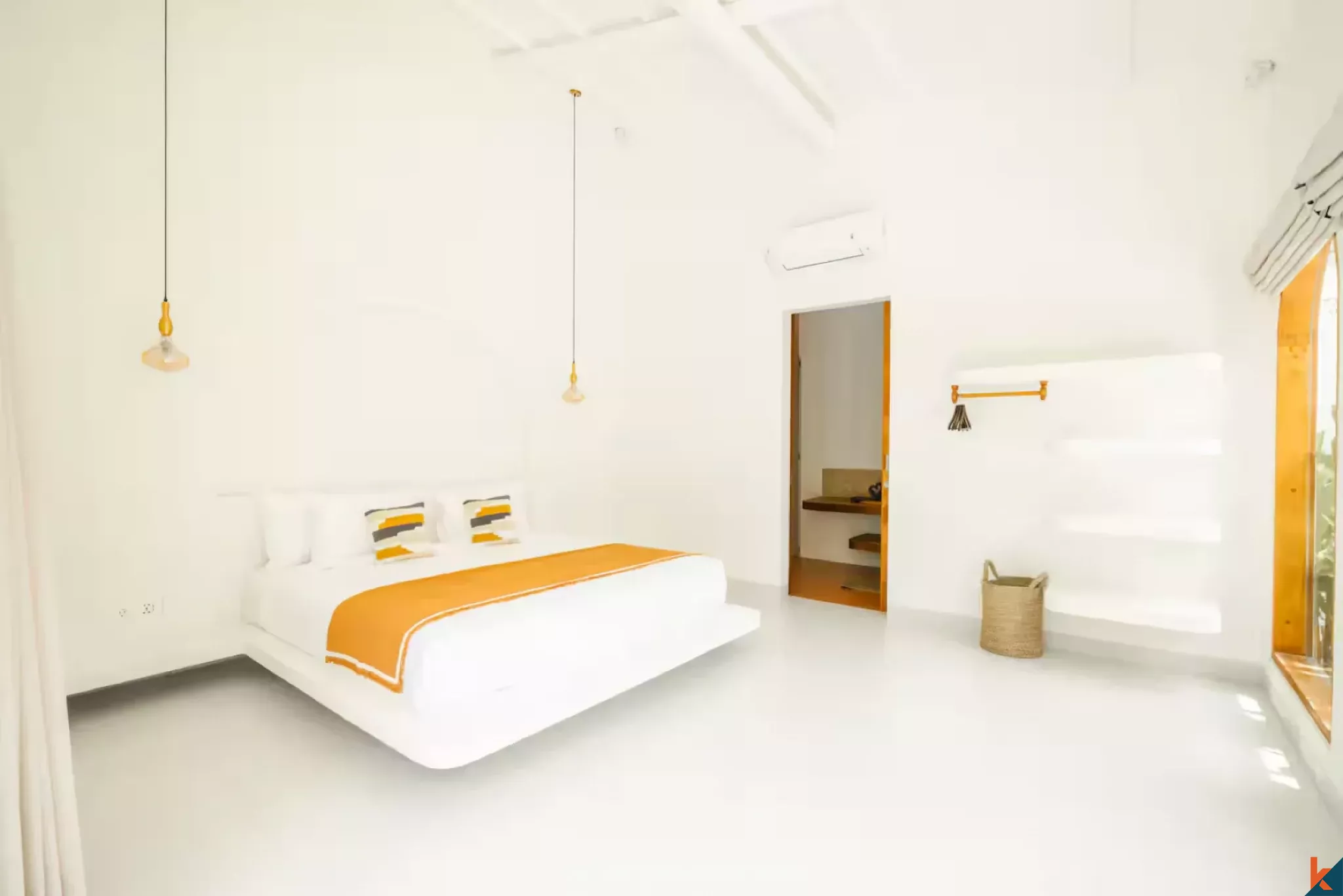 Villa bergaya Hacienda yang menawan dengan tiga kamar tidur di Berawa, tersedia untuk disewa