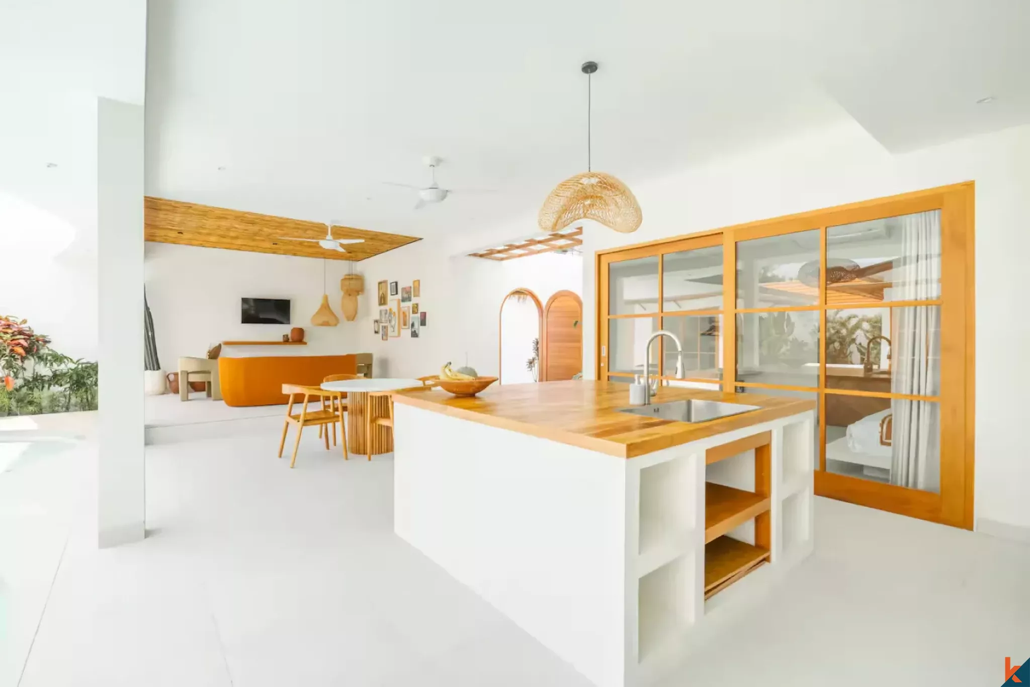 Villa bergaya Hacienda yang menawan dengan tiga kamar tidur di Berawa, tersedia untuk disewa