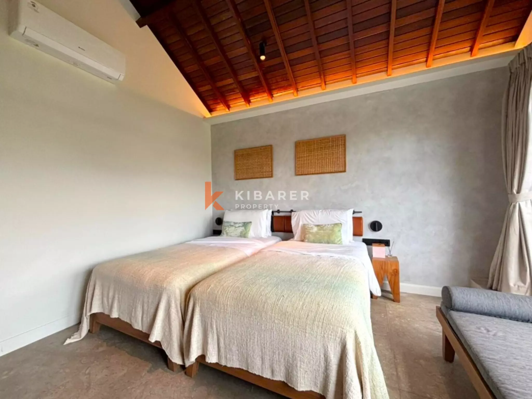 Vila Mewah Empat Kamar Tidur Tertutup dengan Pesona Modern di Seminyak