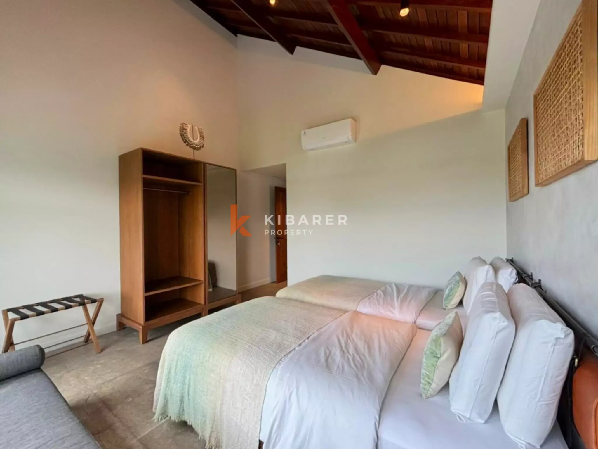 Vila Mewah Empat Kamar Tidur Tertutup dengan Pesona Modern di Seminyak