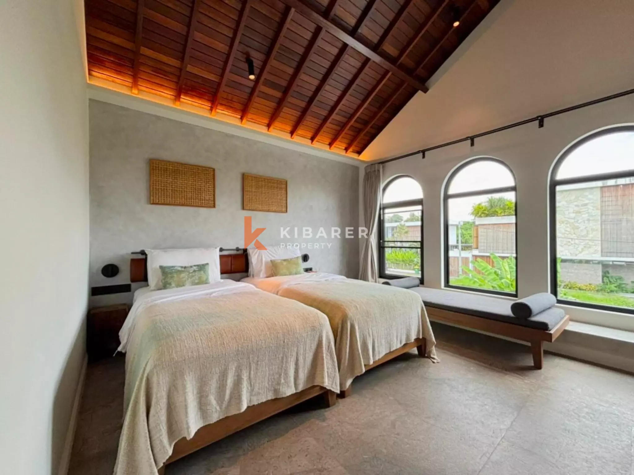 Vila Mewah Empat Kamar Tidur Tertutup dengan Pesona Modern di Seminyak