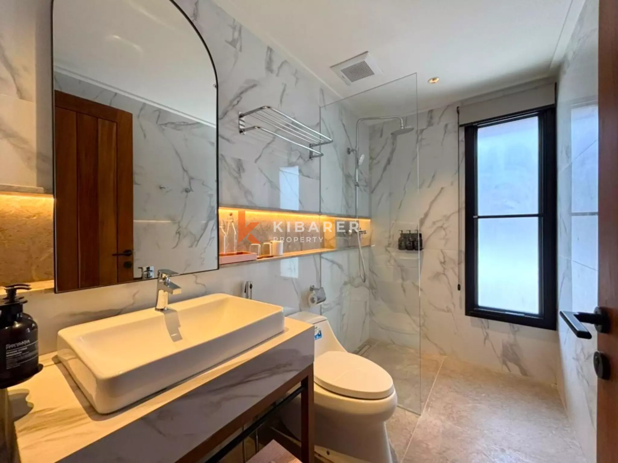 Vila Mewah Empat Kamar Tidur Tertutup dengan Pesona Modern di Seminyak