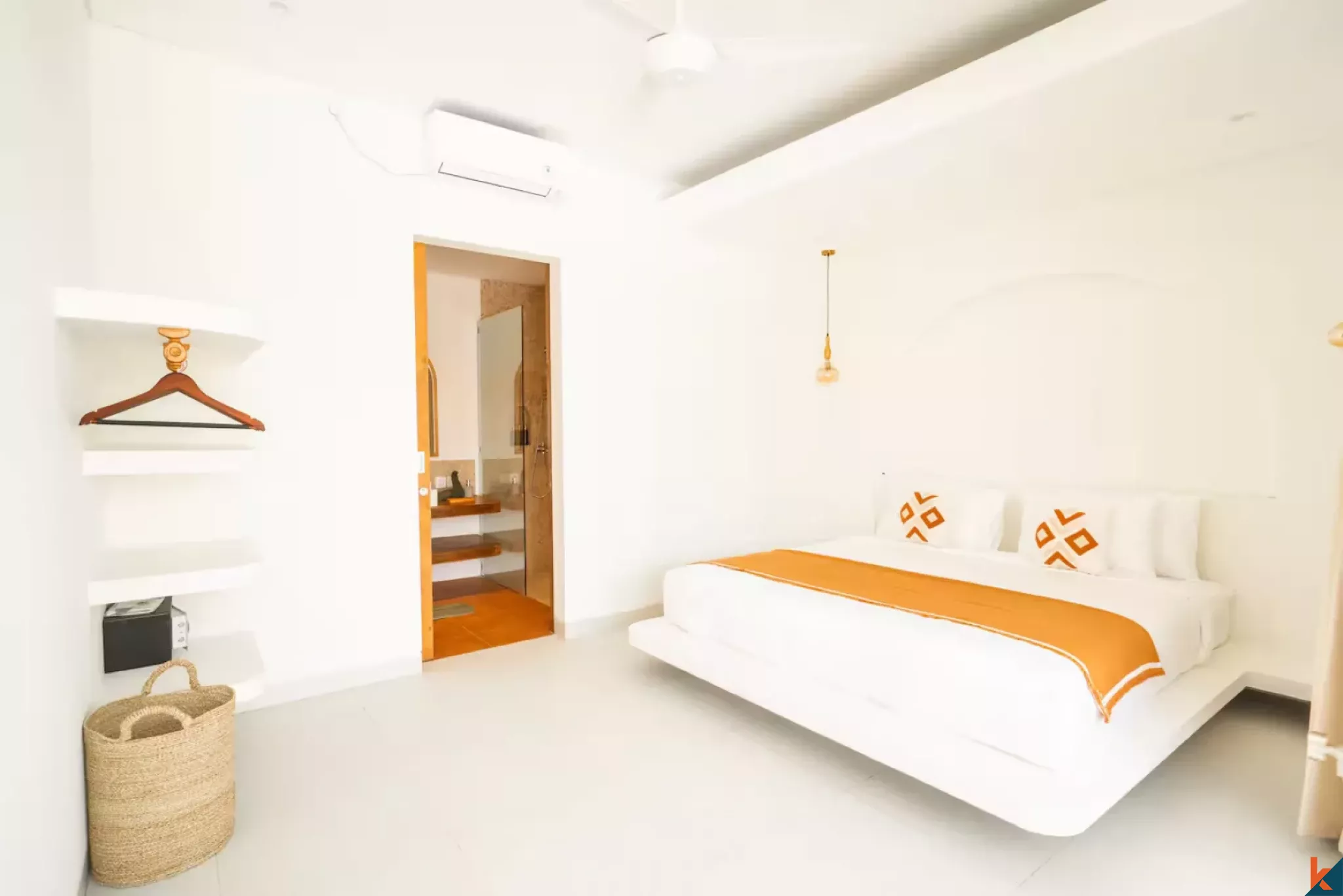 Villa bergaya Hacienda yang menawan dengan tiga kamar tidur di Berawa, tersedia untuk disewa