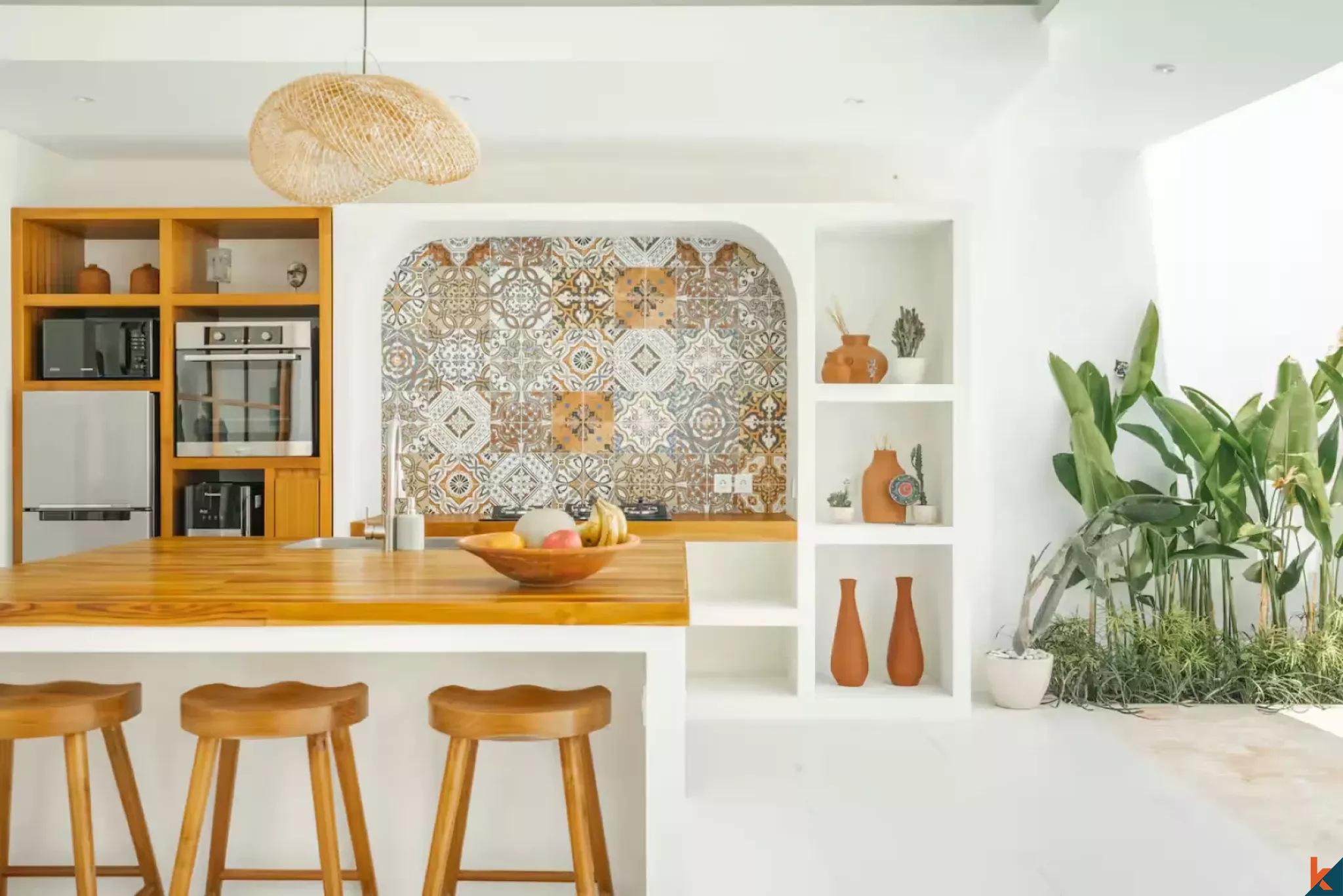 Villa bergaya Hacienda yang menawan dengan tiga kamar tidur di Berawa, tersedia untuk disewa