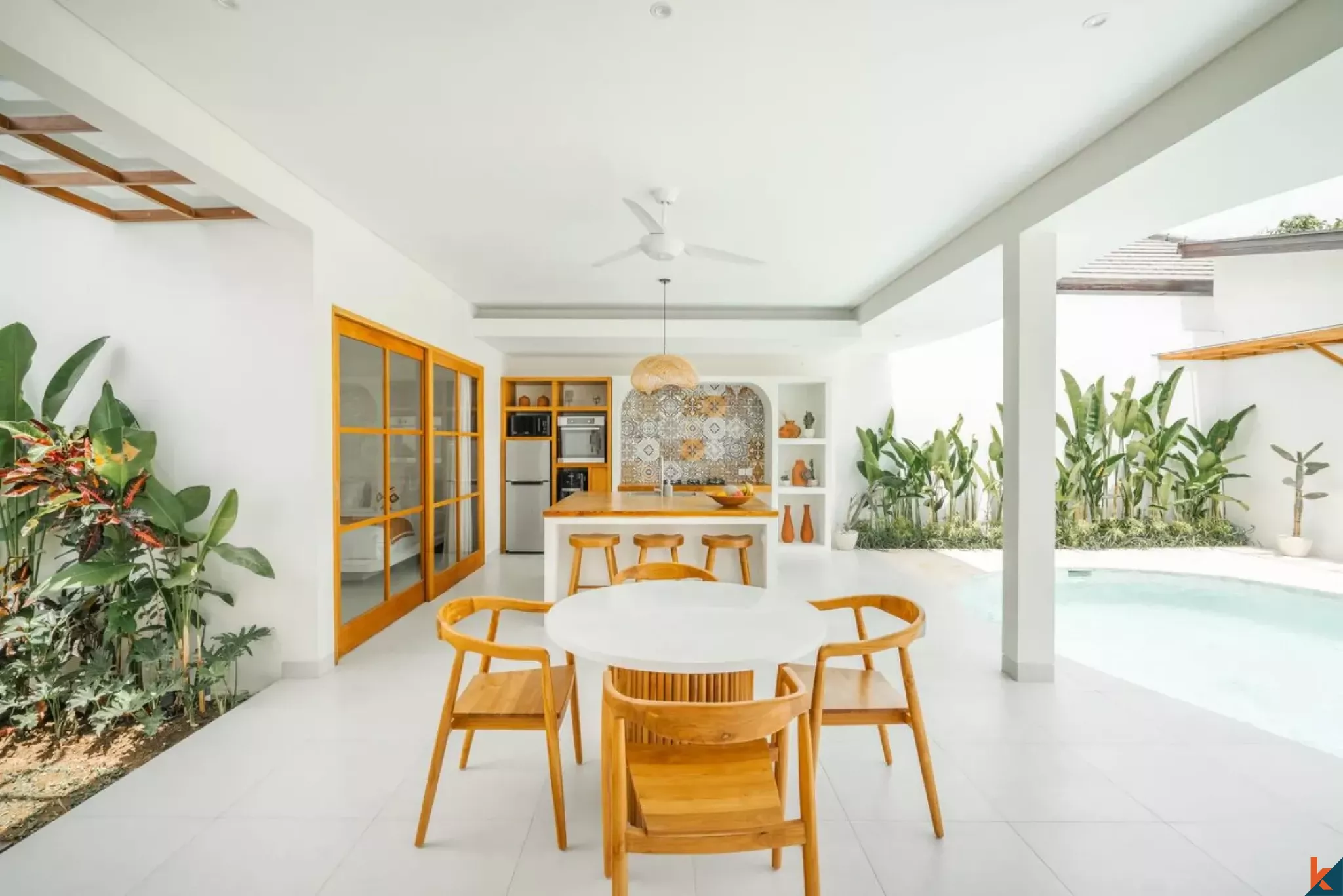 Villa bergaya Hacienda yang menawan dengan tiga kamar tidur di Berawa, tersedia untuk disewa