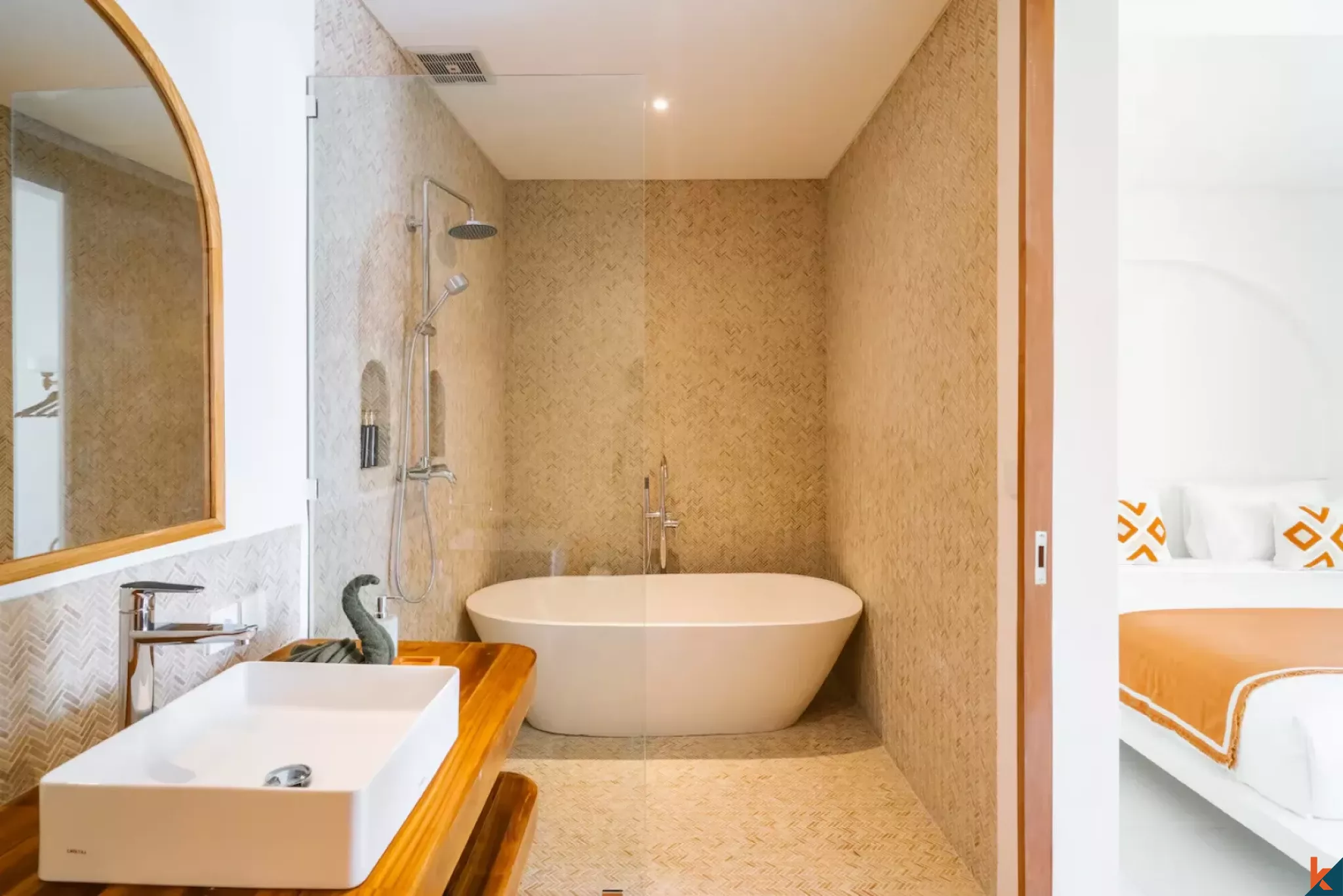 Villa bergaya Hacienda yang menawan dengan tiga kamar tidur di Berawa, tersedia untuk disewa