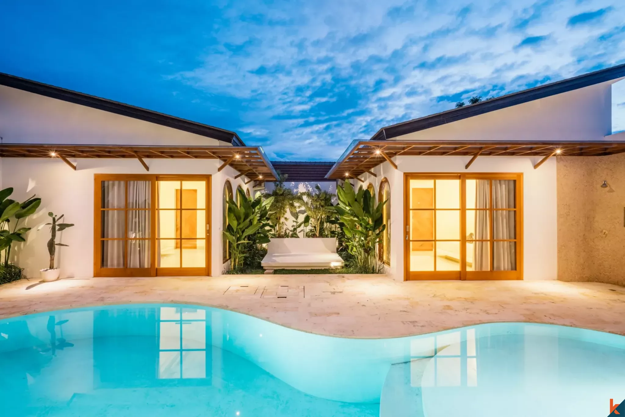 Villa bergaya Hacienda yang menawan dengan tiga kamar tidur di Berawa, tersedia untuk disewa