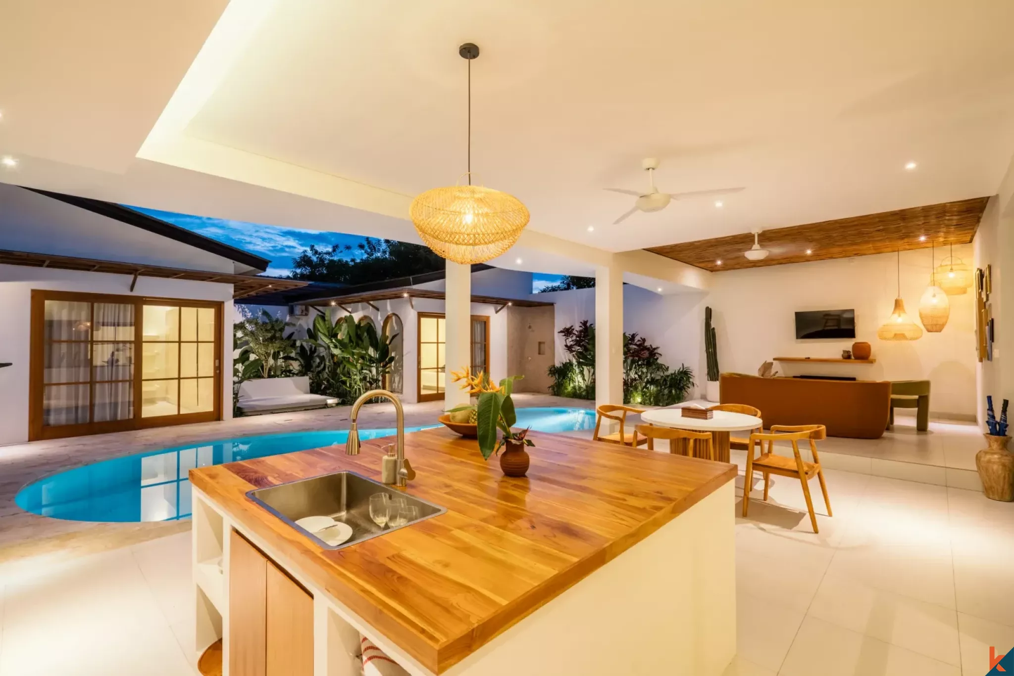 Villa bergaya Hacienda yang menawan dengan tiga kamar tidur di Berawa, tersedia untuk disewa