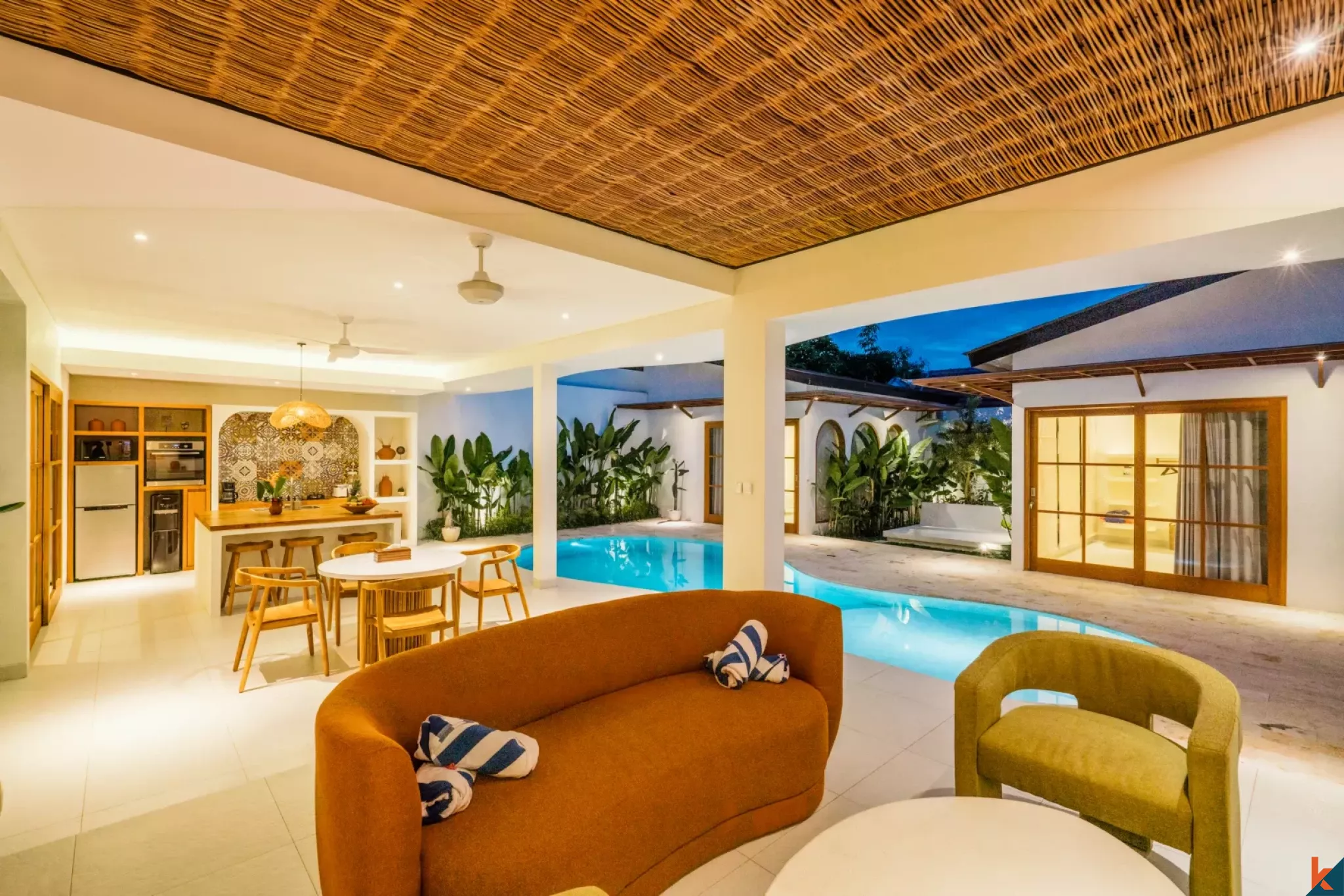 Villa bergaya Hacienda yang menawan dengan tiga kamar tidur di Berawa, tersedia untuk disewa