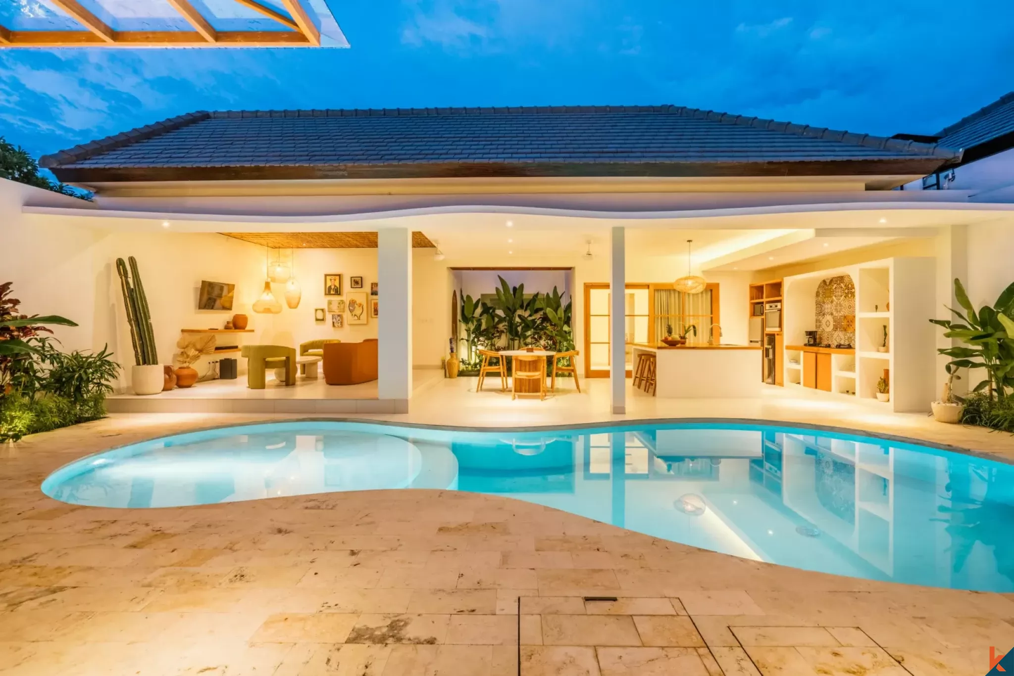 Villa bergaya Hacienda yang menawan dengan tiga kamar tidur di Berawa, tersedia untuk disewa