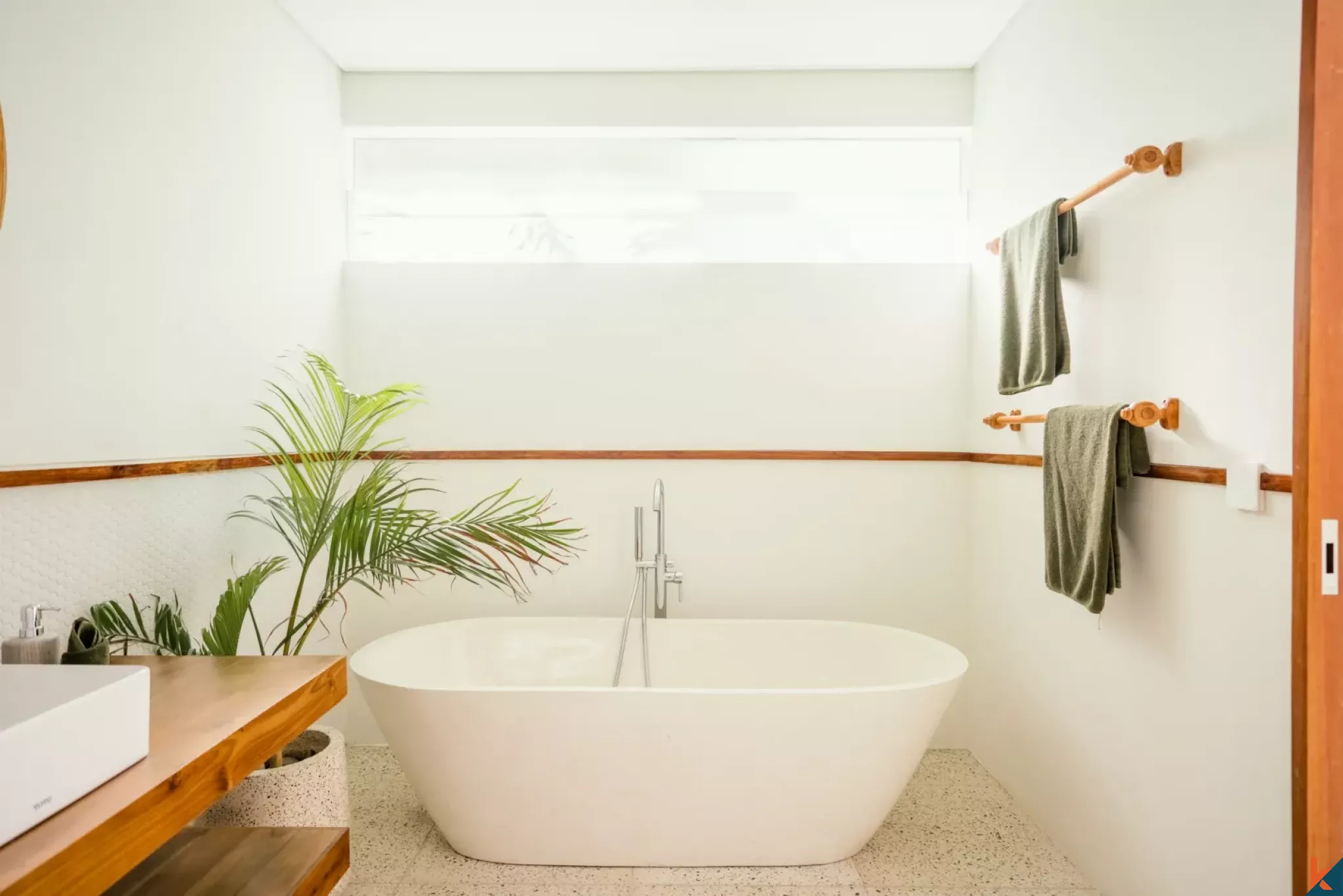 Villa Gaya Tropis dengan Tiga Kamar Tidur untuk Disewakan di Berawa