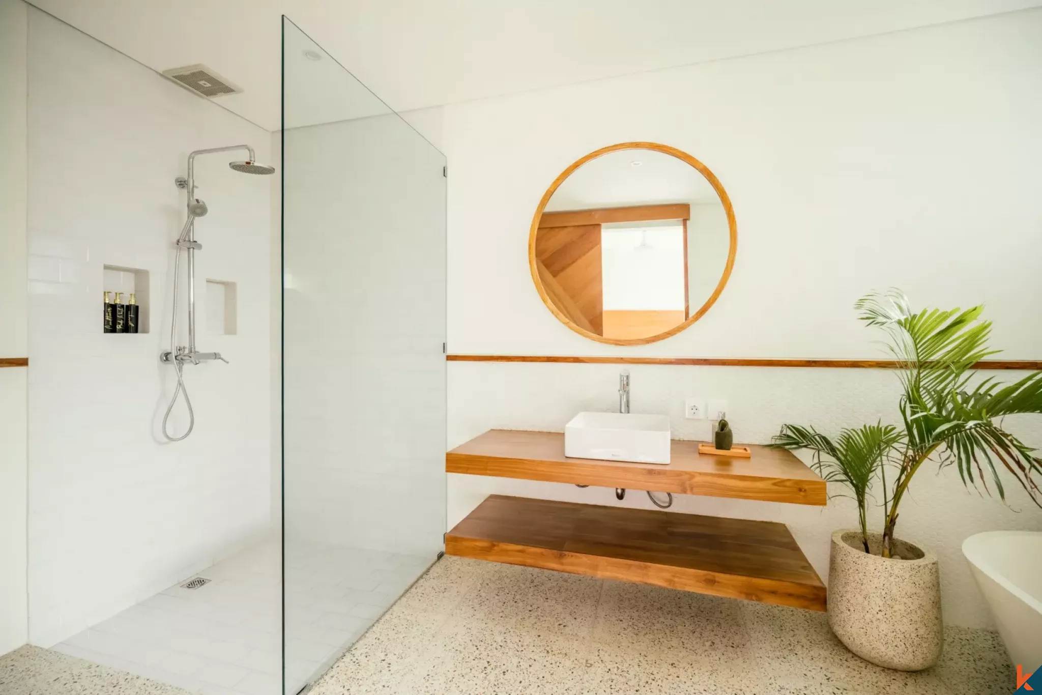 Villa Gaya Tropis dengan Tiga Kamar Tidur untuk Disewakan di Berawa