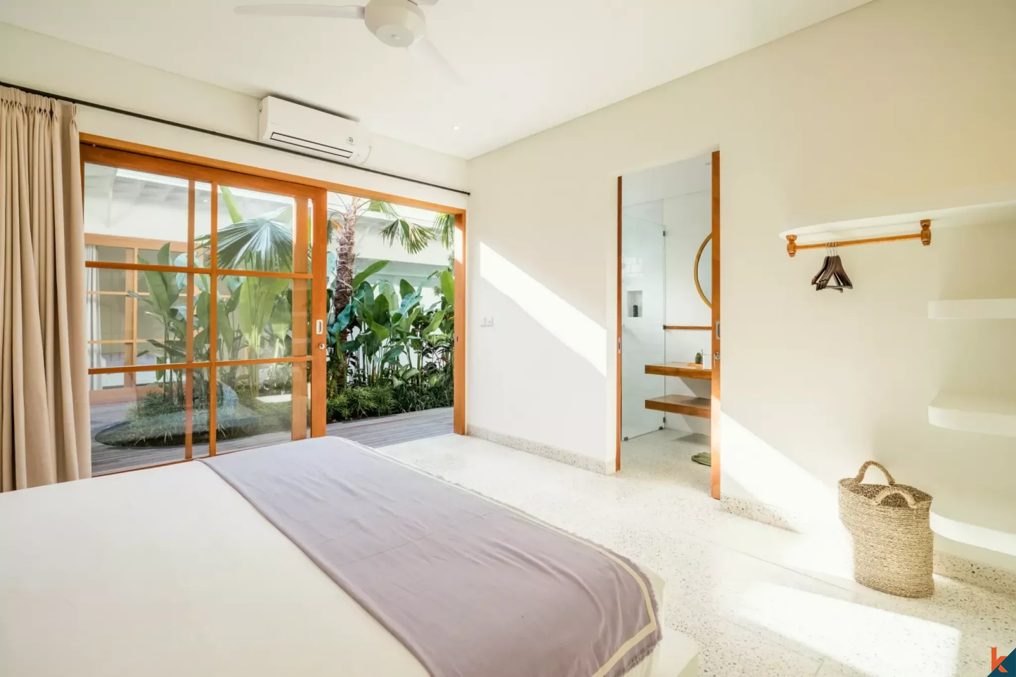 Villa Gaya Tropis dengan Tiga Kamar Tidur untuk Disewakan di Berawa