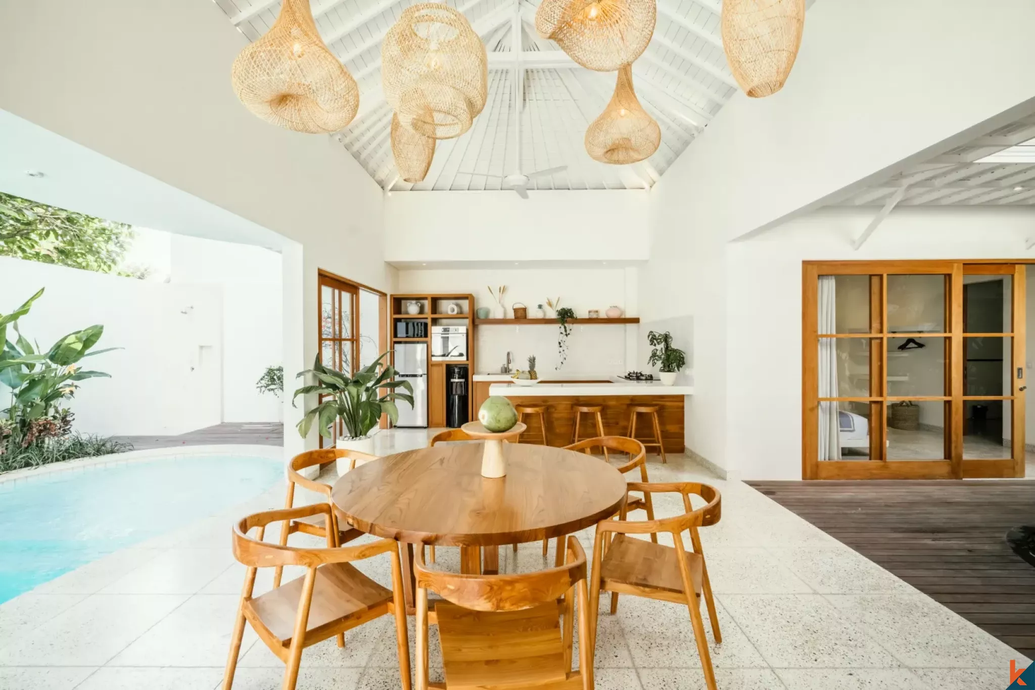 Villa Gaya Tropis dengan Tiga Kamar Tidur untuk Disewakan di Berawa