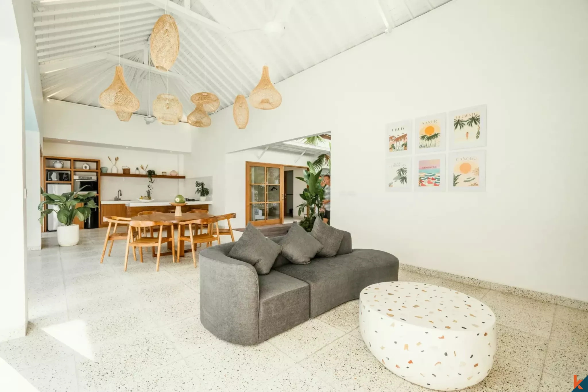 Villa Gaya Tropis dengan Tiga Kamar Tidur untuk Disewakan di Berawa